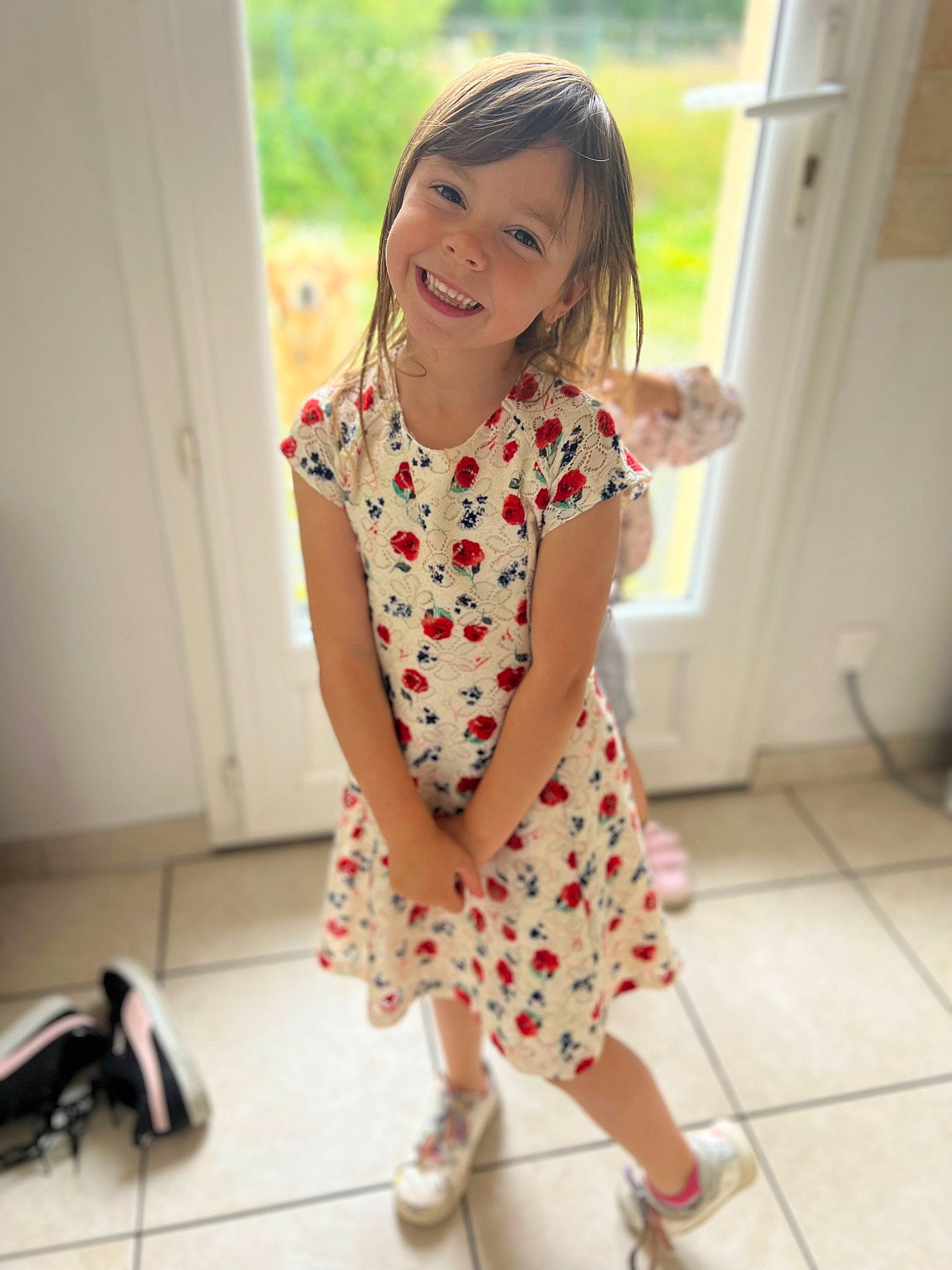 Manoa a rejoint le concours — aidez-le/la à gagner de superbes lots ! arm, baby_toddler_clothing, day_dress, dress, event, face, fashion_design, flooring, hair, happy, human_leg, joy, knee, leg, neck, one_piece_garment, pattern, person, sleeve, smile