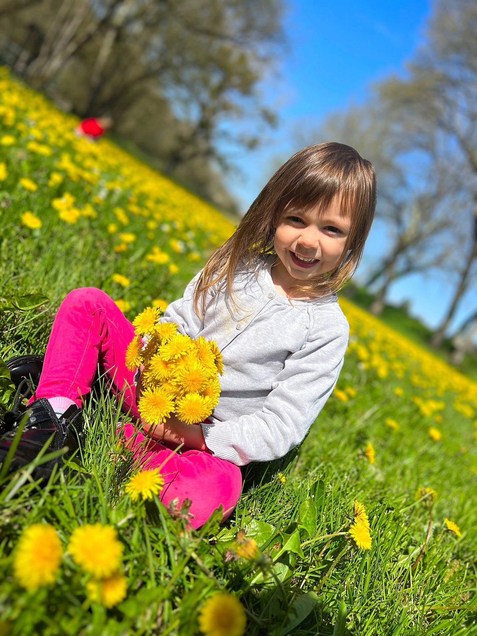 Manoa participe au concours pour gagner de l'argent avec cette photo : botany, ecoregion, eye, facial_expression, flower, grass, grassland, happy, joy, leaf, natural_environment, natural_landscape, nature, people_in_nature, person, petal, photograph, plant, sky, smile