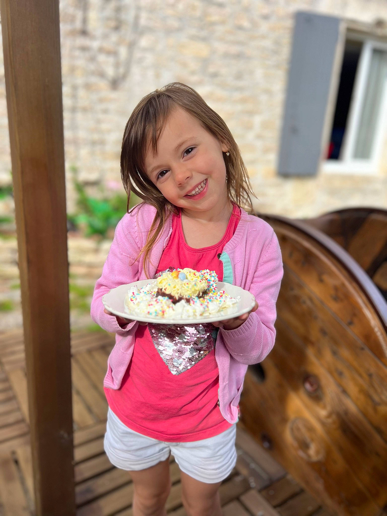 Manoa a rejoint le concours — aidez-le/la à gagner de superbes lots ! blond, child, cuisine, dessert, eating, food, food_craving, fun, happy, ingredient, joy, leisure, person, pink, recipe, shorts, sitting, smile, sweetness, t_shirt