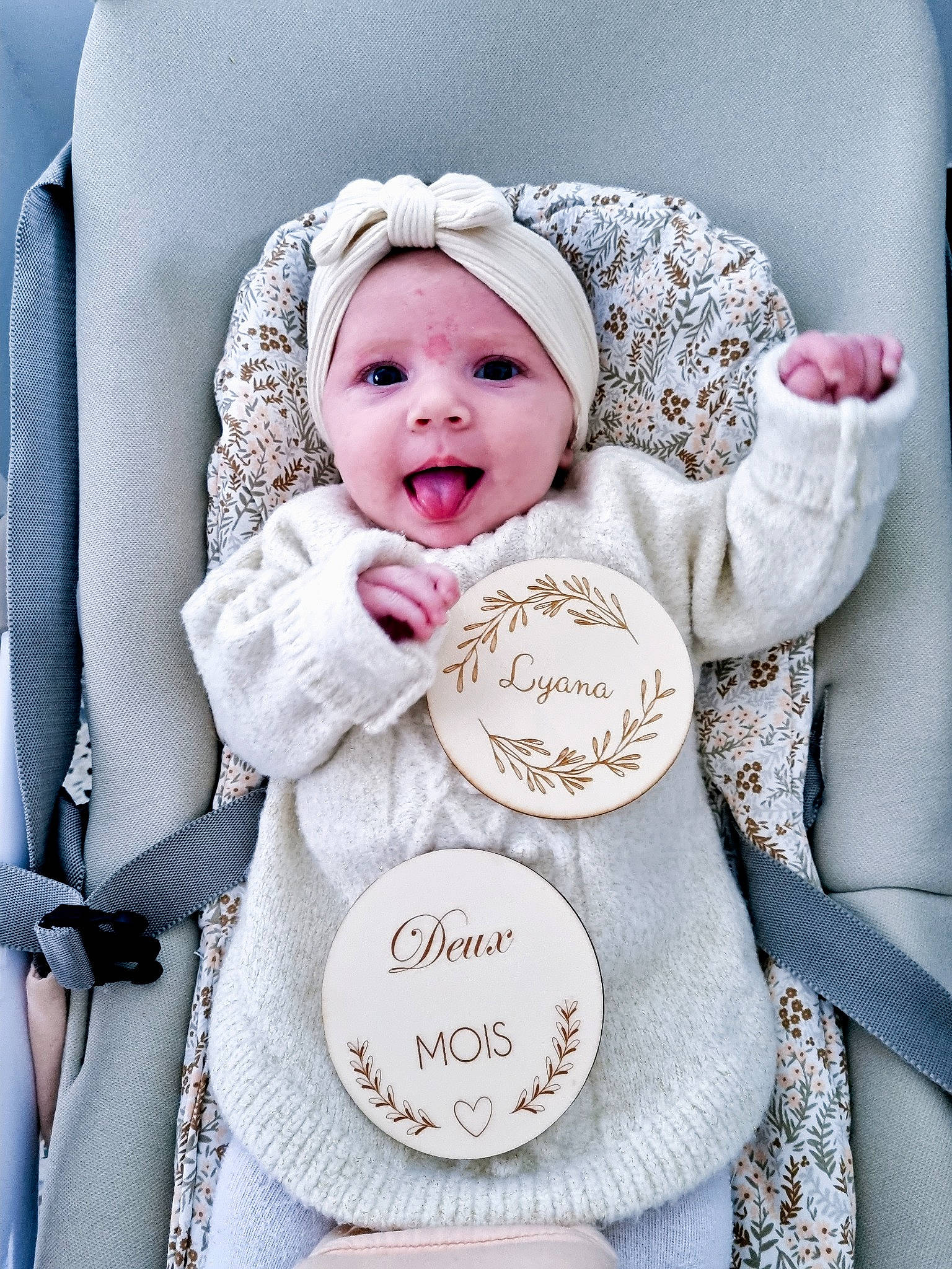 Lyana a rejoint le concours — aidez-le/la à gagner de superbes lots ! baby, baby_products, baby_toddler_clothing, beanie, cheek, child, comfort, fashion_accessory, happy, headwear, linens, outerwear, pattern, person, pink, product, sleeve, smile, textile, toddler