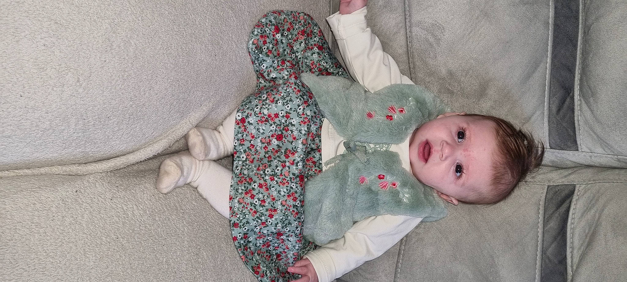 Lyana a rejoint le concours — aidez-le/la à gagner de superbes lots ! baby, baby_sleeping, baby_toddler_clothing, child, comfort, couch, fur, grey, human_leg, leg, linens, mammal, pattern, person, room, sitting, sleeve, textile, toddler, tree