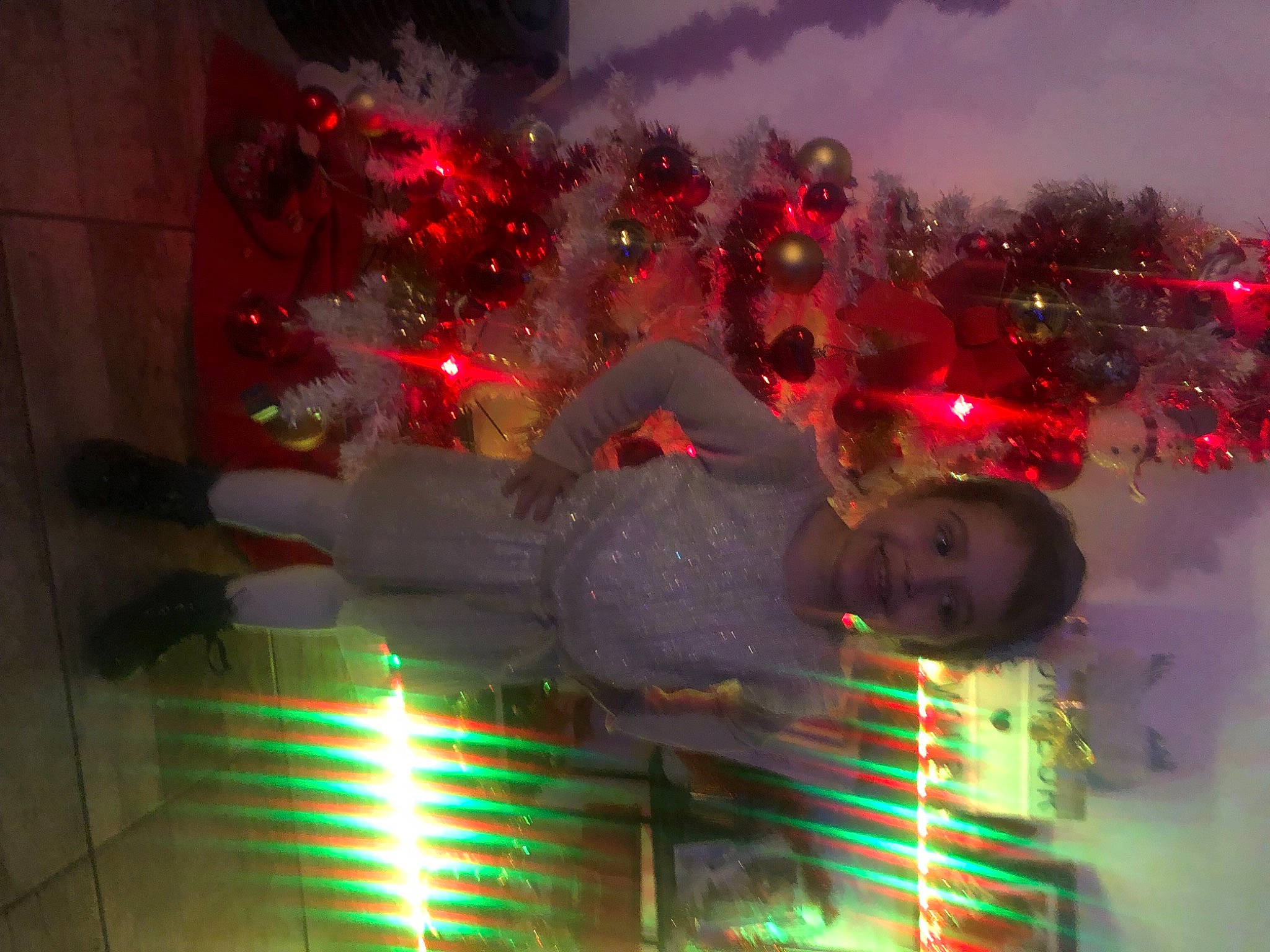 Jade participe au concours pour gagner de l'argent avec cette photo : christmas, christmas_decoration, christmas_lights, christmas_ornament, darkness, electricity, event, fun, happy, holiday, joy, lighting, midnight, ornament, person, plant, sky, street_light, tradition, tree