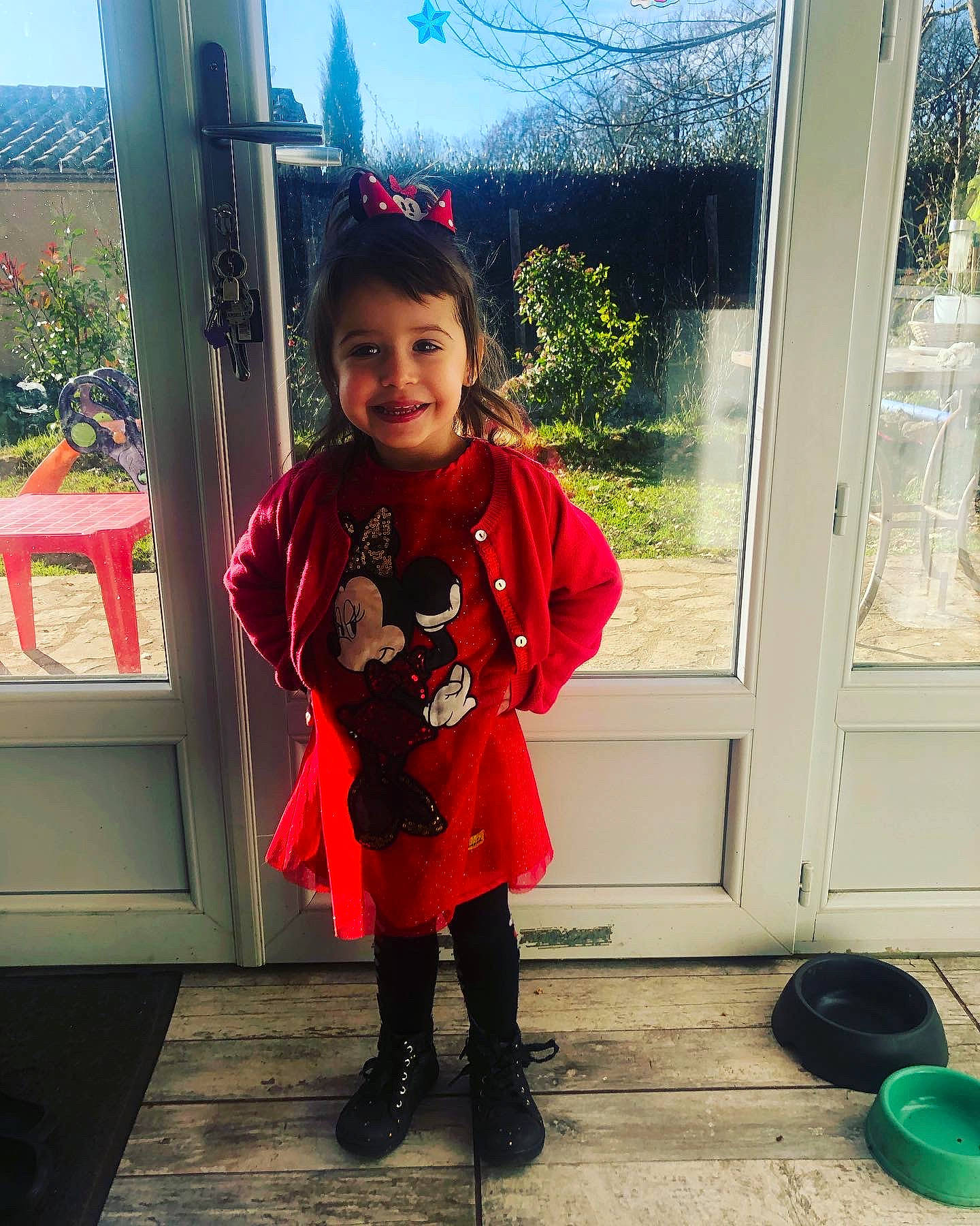 Jade a rejoint le concours — aidez-le/la à gagner de superbes lots ! baby_toddler_clothing, boot, child, door, fun, hairstyle, happy, hat, human_leg, joy, knee, leisure, magenta, pattern, person, plant, public_space, sky, sleeve, standing