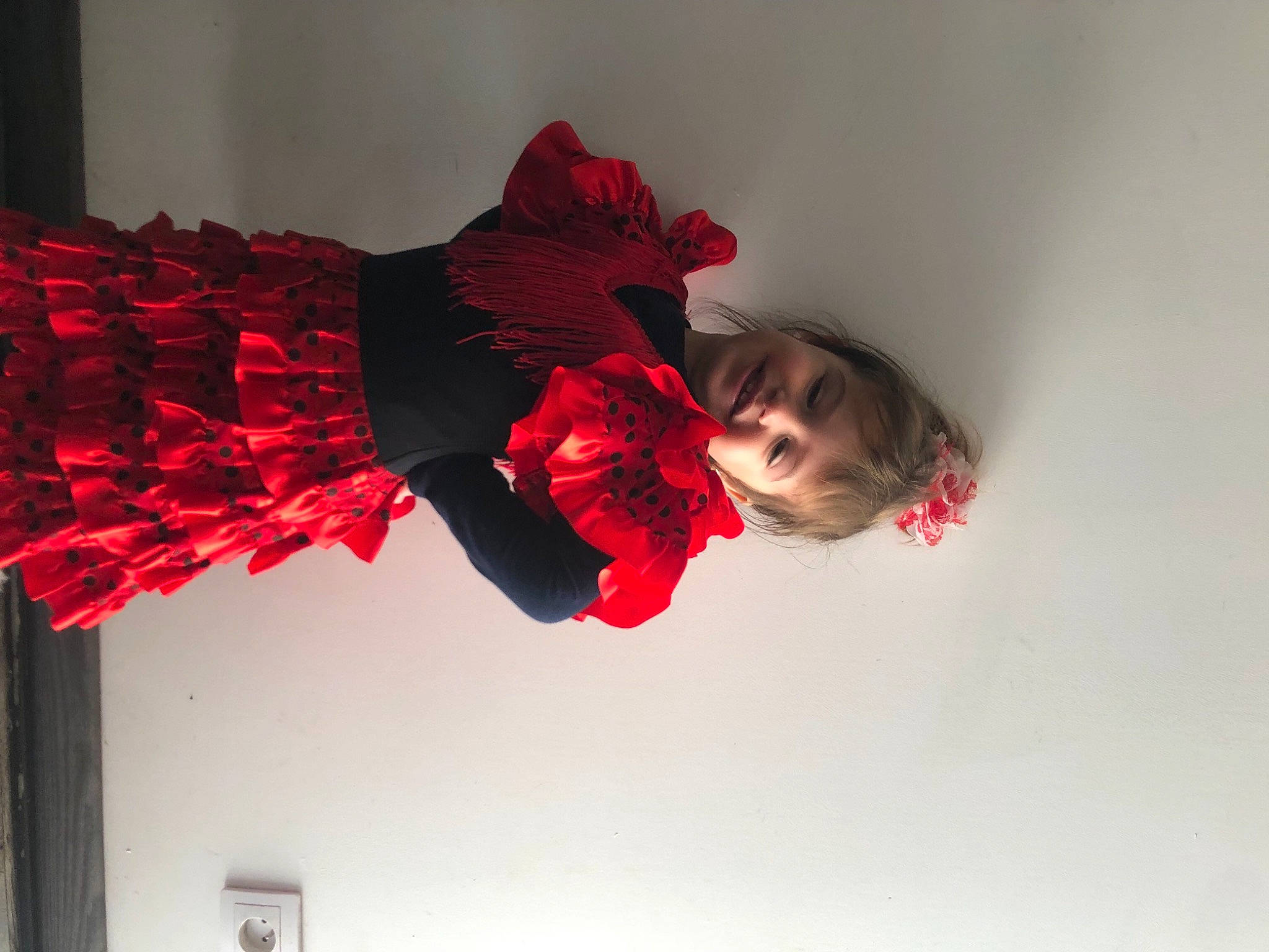 Jade participe au concours pour gagner de l'argent avec cette photo : carmine, coquelicot, costume, costume_design, dress, event, fashion_accessory, fashion_design, fictional_character, fur, glove, human_leg, joy, magenta, pattern, performance_art, performing_arts, person, pink, plant