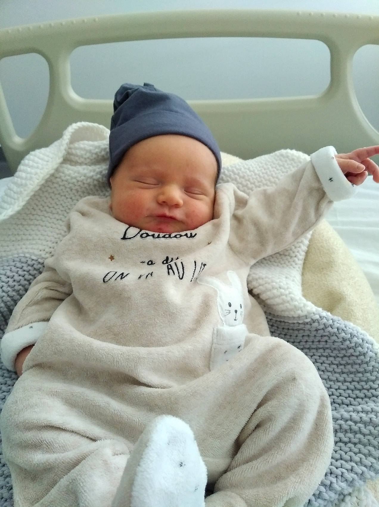 Esteban a rejoint le concours — aidez-le/la à gagner de superbes lots ! baby, baby_products, baby_safety, baby_sleeping, baby_toddler_clothing, cheek, child, chin, comfort, happy, headgear, linens, mammal, person, product, sitting, skin, sleeve, toddler, vehicle_door