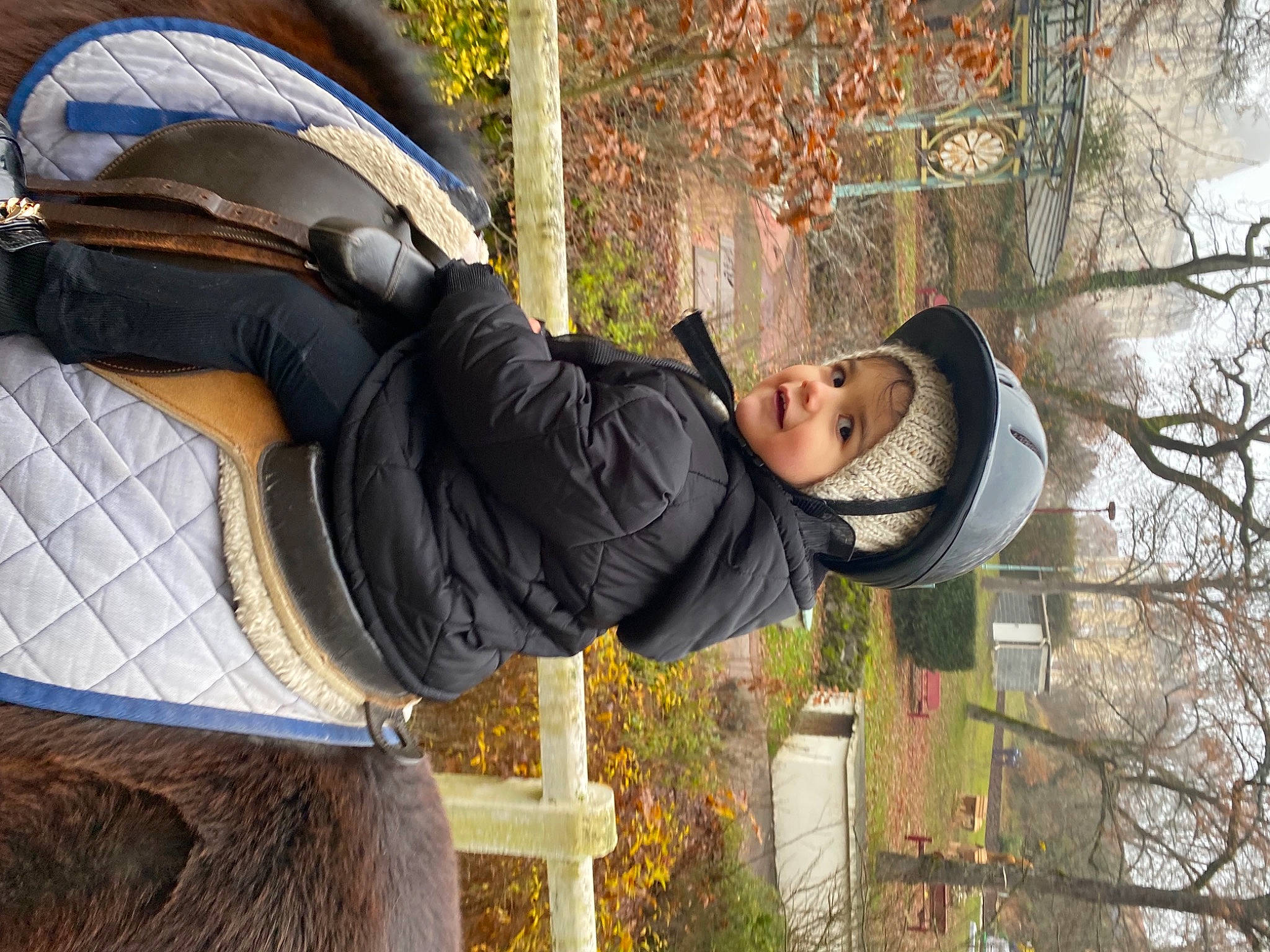 Nour participe au concours pour gagner de l'argent avec cette photo : autumn, child, fun, fur, grass, hat, headwear, leisure, person, personal_protective_equipment, plant, recreation, street_fashion, tree, trunk, window, winter, wood