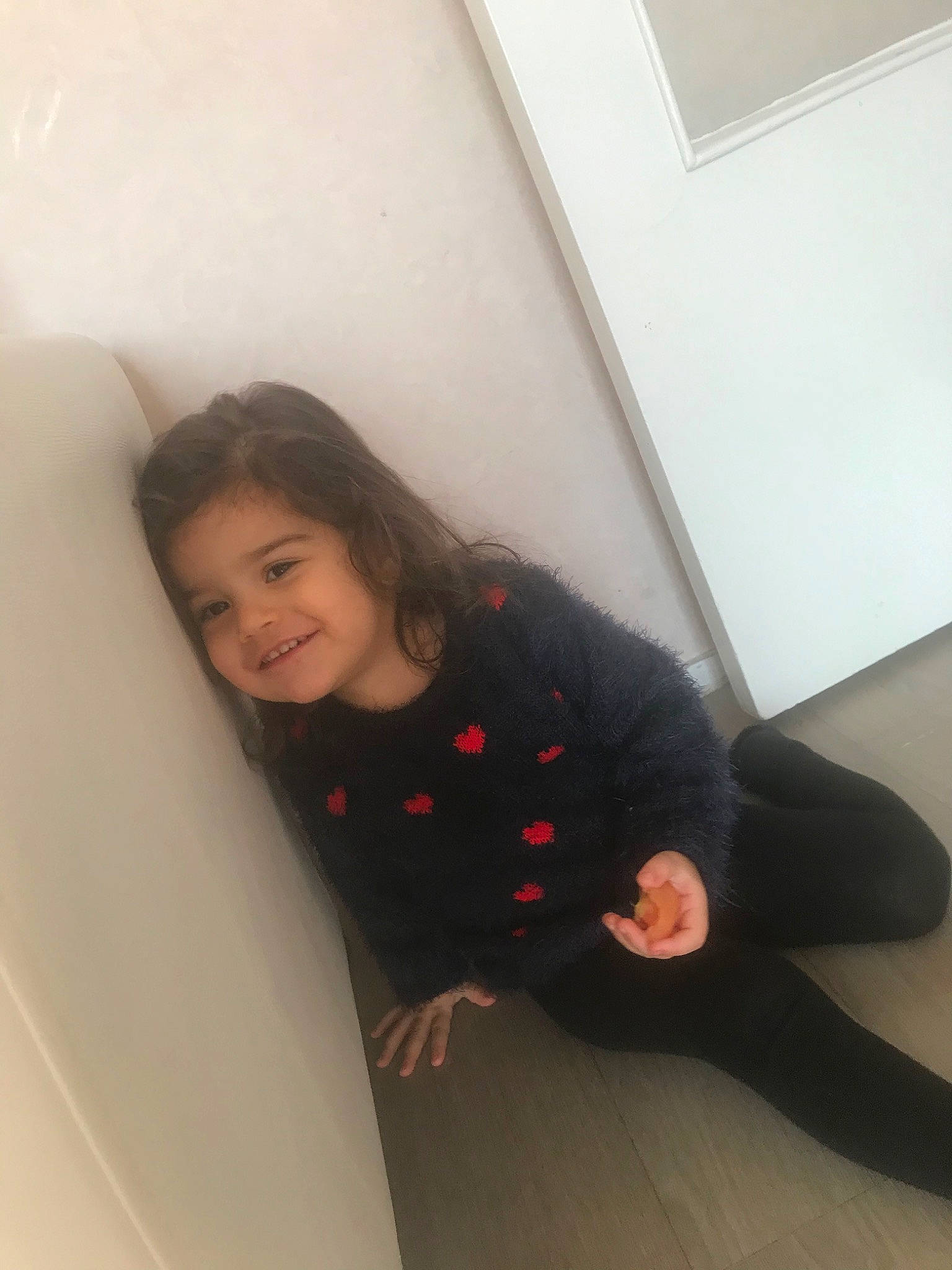 Nour a rejoint le concours — aidez-le/la à gagner de superbes lots ! arm, comfort, dress, finger, flash_photography, floor, flooring, fun, happy, joint, joy, knee, leg, person, shoulder, skin, sleeve, smile, thigh, toddler