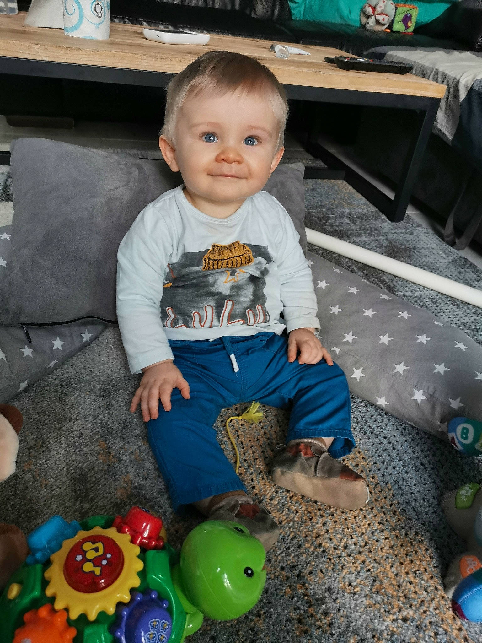 Lucas participe au concours pour gagner de l'argent avec cette photo : baby, baby_toddler_clothing, beauty, black, blue, cheek, child, flooring, fun, green, joy, people, person, photograph, product, room, sitting, smile, snapshot, standing