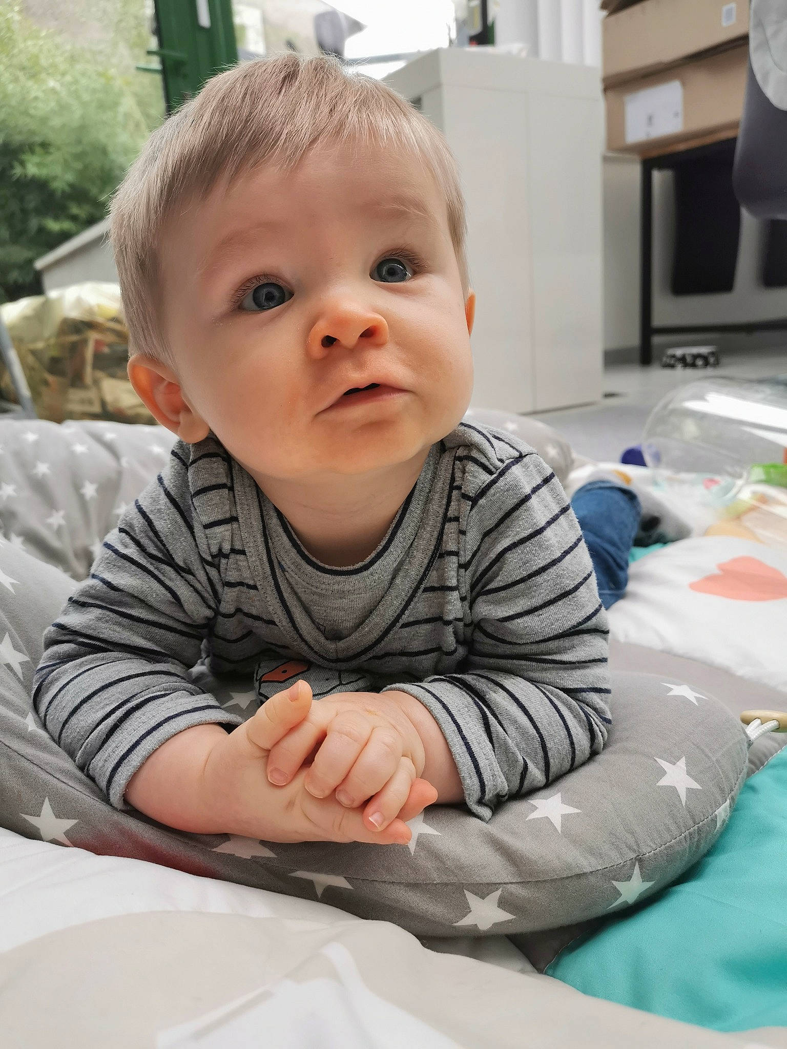 Lucas a rejoint le concours — aidez-le/la à gagner de superbes lots ! baby, baby_toddler_clothing, cheek, child, comfort, dress, eye, face, flooring, fun, grass, happy, head, iris, leisure, person, skin, sleeve, smile, toddler