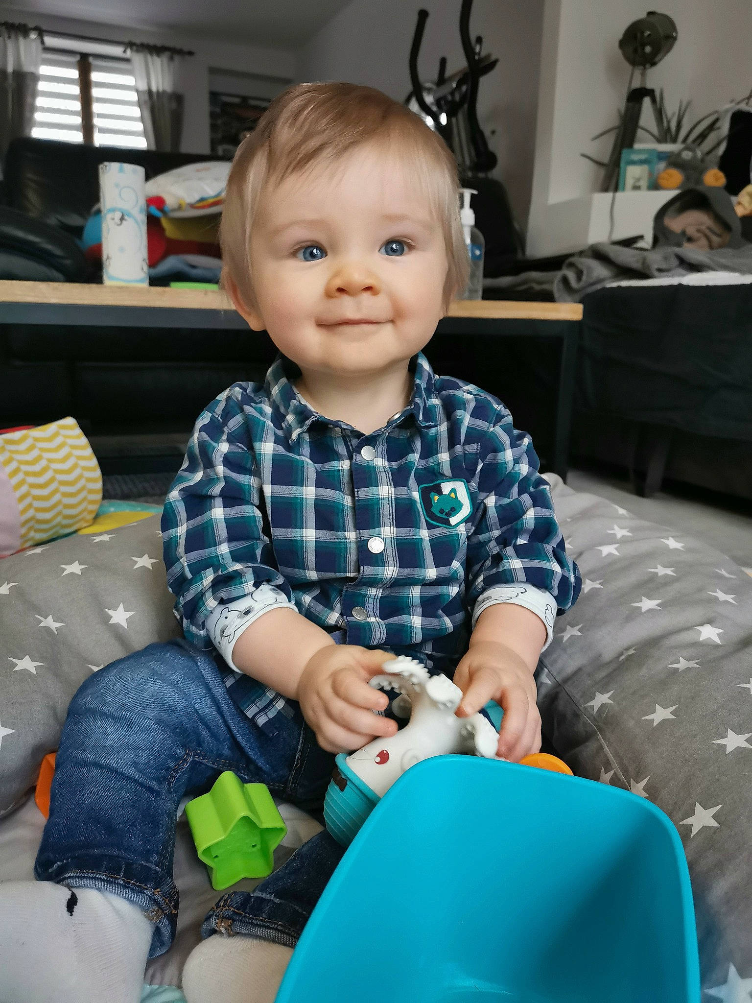 Lucas a rejoint le concours — aidez-le/la à gagner de superbes lots ! baby, baby_toddler_clothing, cheek, child, clothing, comfort, electric_blue, fun, happy, joy, lap, pattern, person, plaid, shorts, sitting, sleeve, smile, t_shirt, tartan