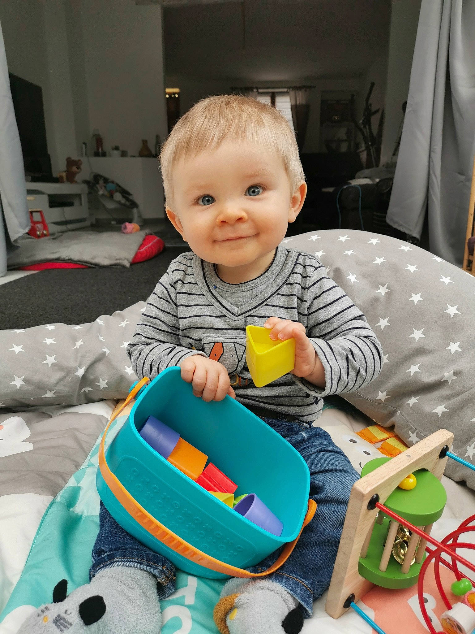Lucas a rejoint le concours — aidez-le/la à gagner de superbes lots ! baby, baby_playing_with_toys, baby_products, baby_toddler_clothing, baby_toys, child, comfort, curtain, fun, joy, person, plastic, play, product, riding_toy, room, sitting, skin, smile, toddler