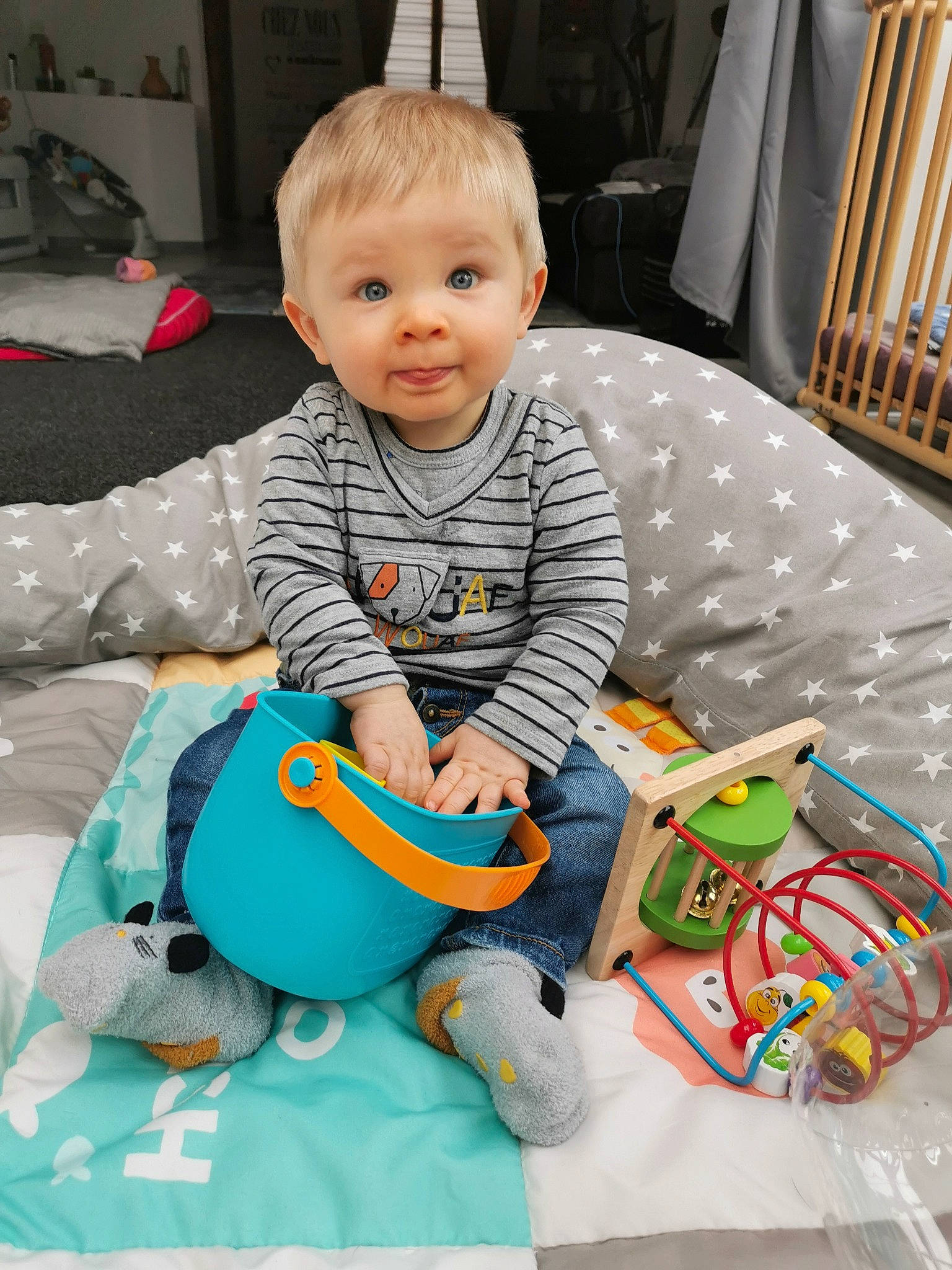 Lucas participe au concours pour gagner de l'argent avec cette photo : baby, baby_products, baby_toddler_clothing, baby_toys, chair, child, comfort, event, flooring, fun, happy, lap, luggage_and_bags, person, play, room, sitting, smile, t_shirt, toddler