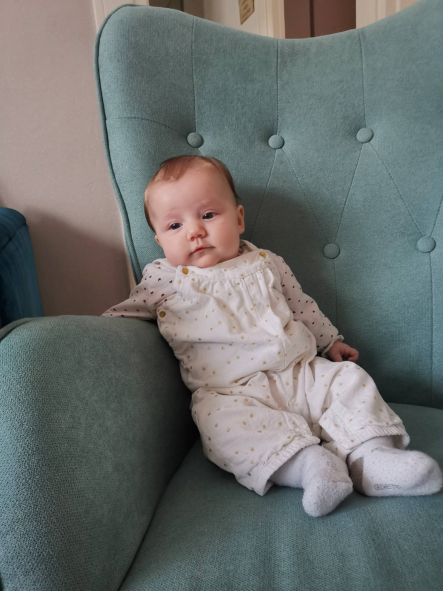 Lison participe au concours pour gagner de l'argent avec cette photo : auto_part, baby, baby_toddler_clothing, car_seat, chair, cheek, child, comfort, couch, eye, face, facial_expression, flooring, head, pattern, person, room, sitting, skin, sleeve