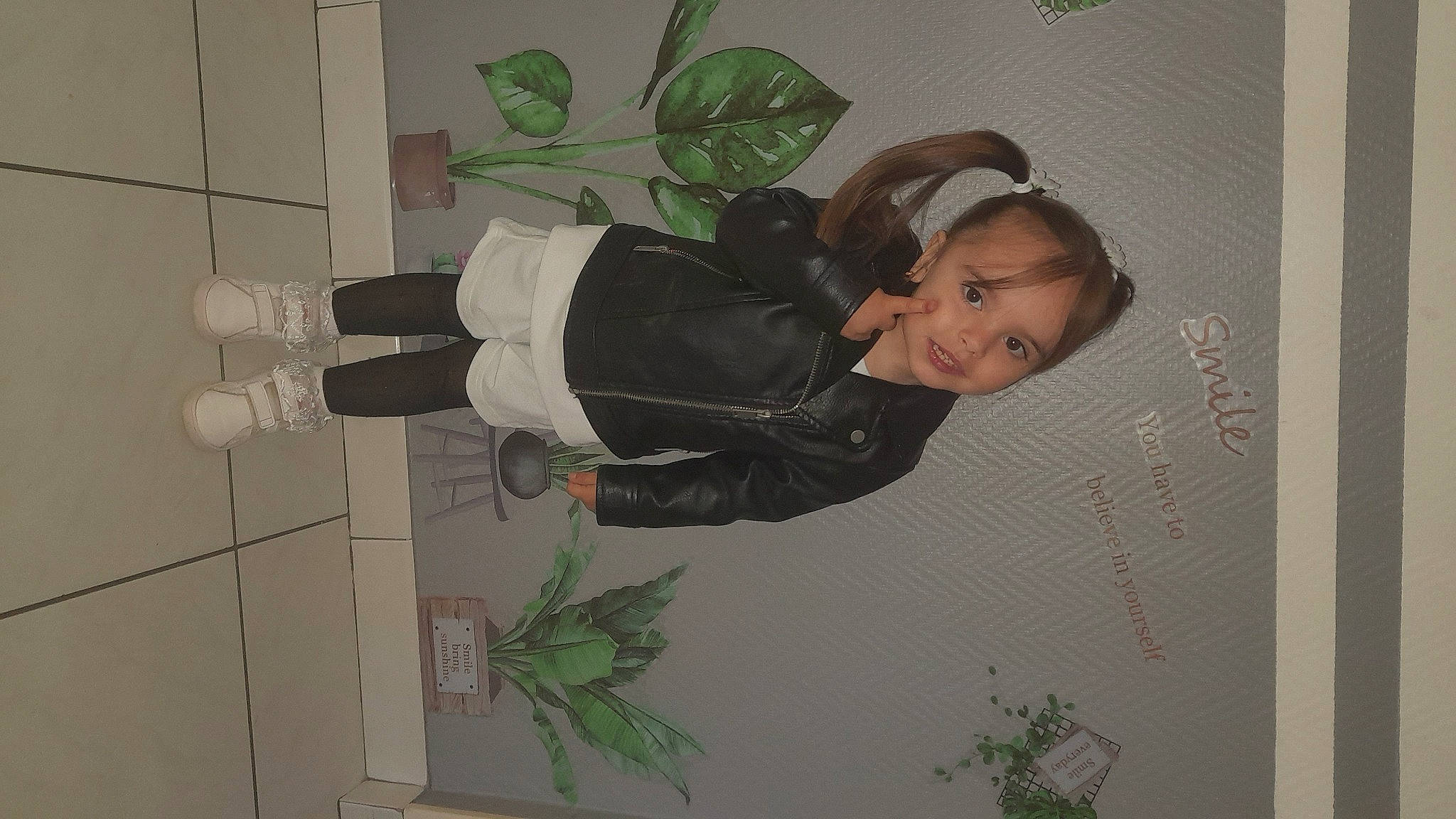 Ilana participe au concours pour gagner de l'argent avec cette photo : art, creative_arts, flooring, gesture, illustration, painting, person, plant, room, smile, tree, visual_arts