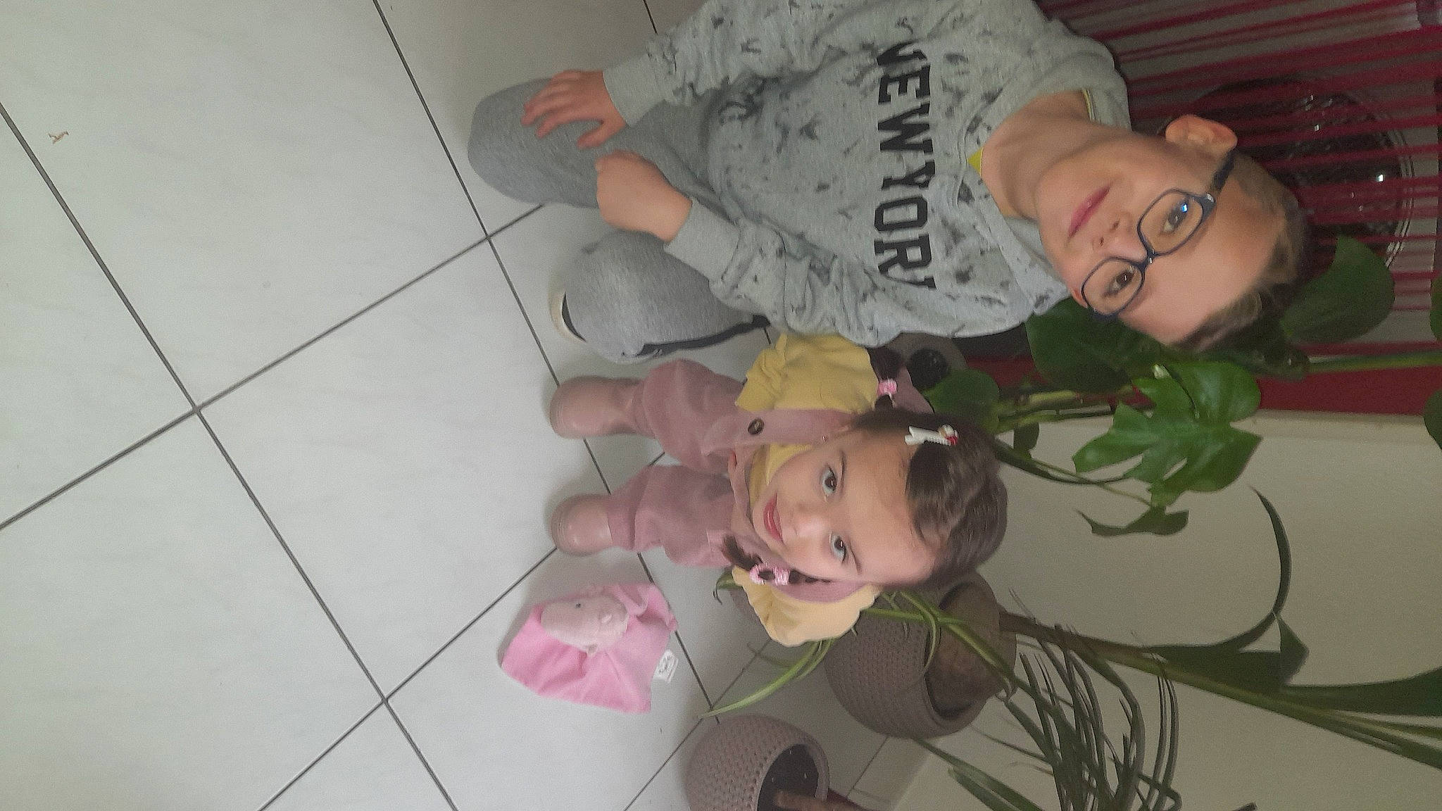 Ilana participe au concours pour gagner de l'argent avec cette photo : baby, baby_toddler_clothing, cheek, child, finger, flooring, foot, fun, hand, happy, human_body, joy, mouth, pattern, person, pink, room, skin, smile, thigh