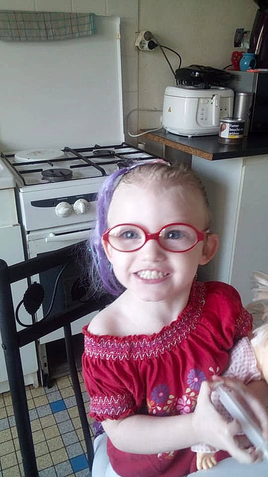 Louanne a rejoint le concours — aidez-le/la à gagner de superbes lots ! child, cool, ear, eyewear, face, fun, glasses, head, joy, person, pink, smile, toddler, vision_care