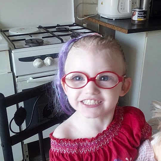 Louanne a rejoint le concours — aidez-le/la à gagner de superbes lots ! child, cool, ear, eyewear, face, fun, glasses, head, joy, person, pink, smile, toddler, vision_care