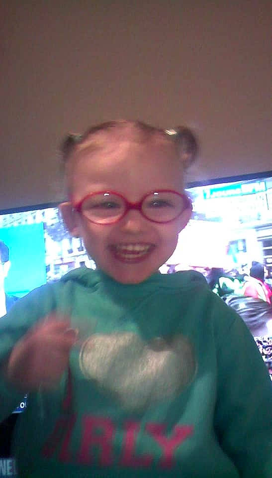 Louanne a rejoint le concours — aidez-le/la à gagner de superbes lots ! cool, ear, eyewear, finger, forehead, fun, glasses, hair, head, jaw, joy, muscle, person, selfie, smile, tooth, vision_care