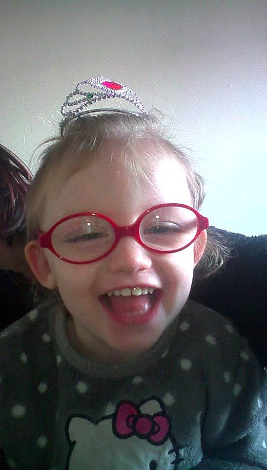 Louanne a rejoint le concours — aidez-le/la à gagner de superbes lots ! cheek, child, chin, cool, ear, eyebrow, eyewear, face, facial_expression, forehead, fun, glasses, hair, hairstyle, head, joy, lip, nose, person, pink