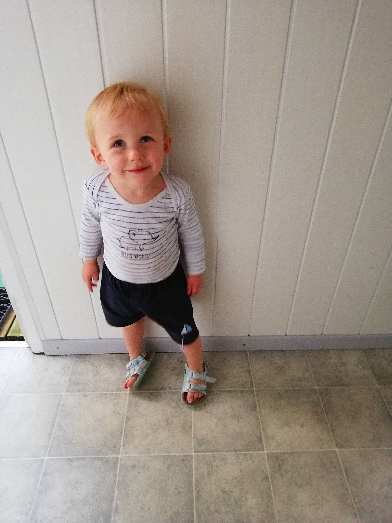 Maël participe au concours pour gagner de l'argent avec cette photo : baby, child, floor, flooring, footwear, joint, knee, leg, person, play, shoe, skin, standing, t_shirt, tile, toddler, vacation