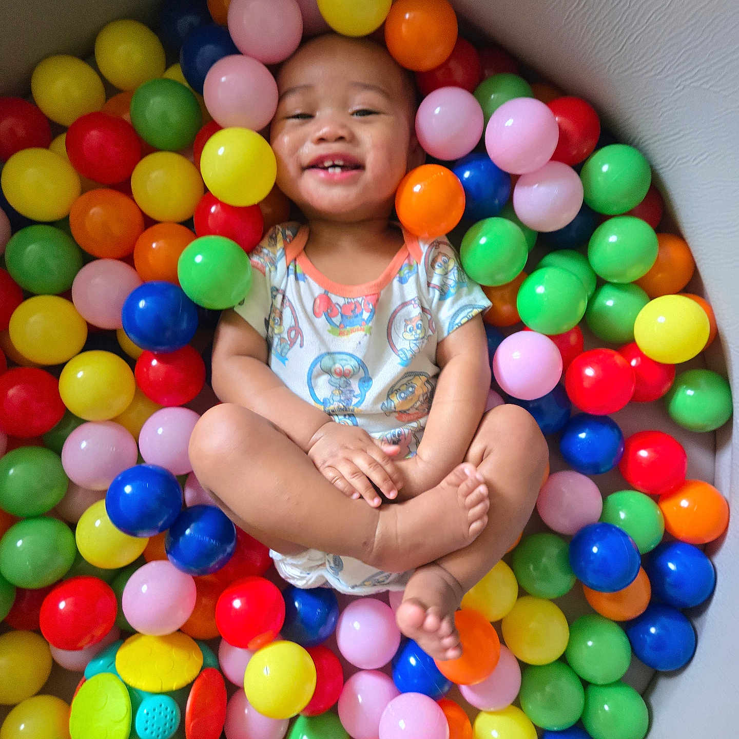 Ehro is registered to the contest to win money with this photo: accessories, baby, ball, balloon, clothing, face, football, happy, head, indoors, inflatable, person, photography, playarea, portrait, soccer, soccerball, sphere, sport, t_shirt