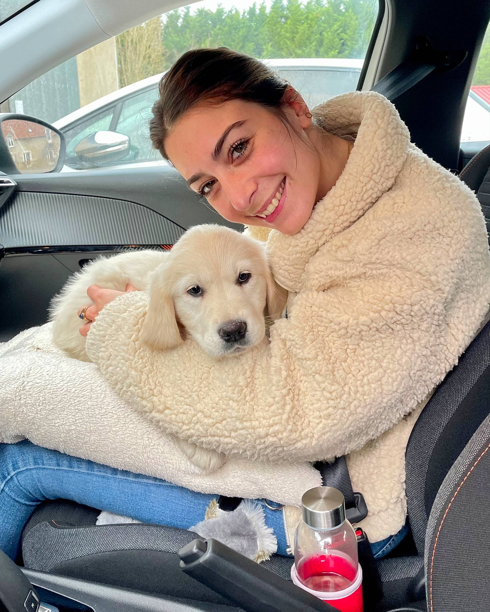 Judy participe au concours pour gagner de l'argent avec cette photo : auto_part, automotive_design, automotive_exterior, car, car_seat, car_seat_cover, carnivore, comfort, companion_dog, dog, dog_breed, head_restraint, lap, motor_vehicle, seat_belt, smile, toy, vehicle_door, white, window