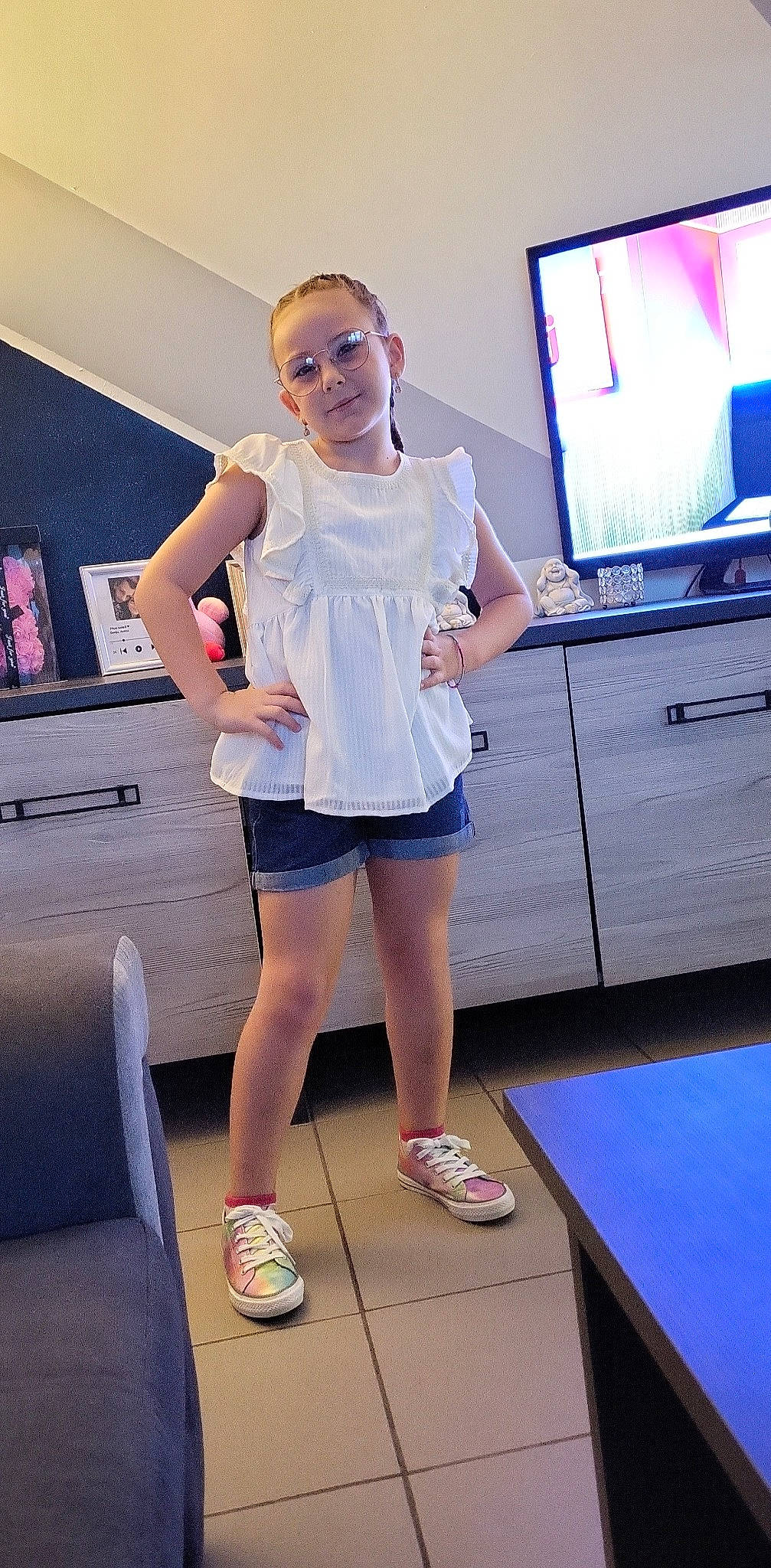 Siham a rejoint le concours — aidez-le/la à gagner de superbes lots ! electric_blue, eyewear, fashion_design, floor, flooring, fun, human_leg, joint, knee, person, shoe, shorts, shoulder, sneakers, sportswear, standing, t_shirt, television, thigh, waist