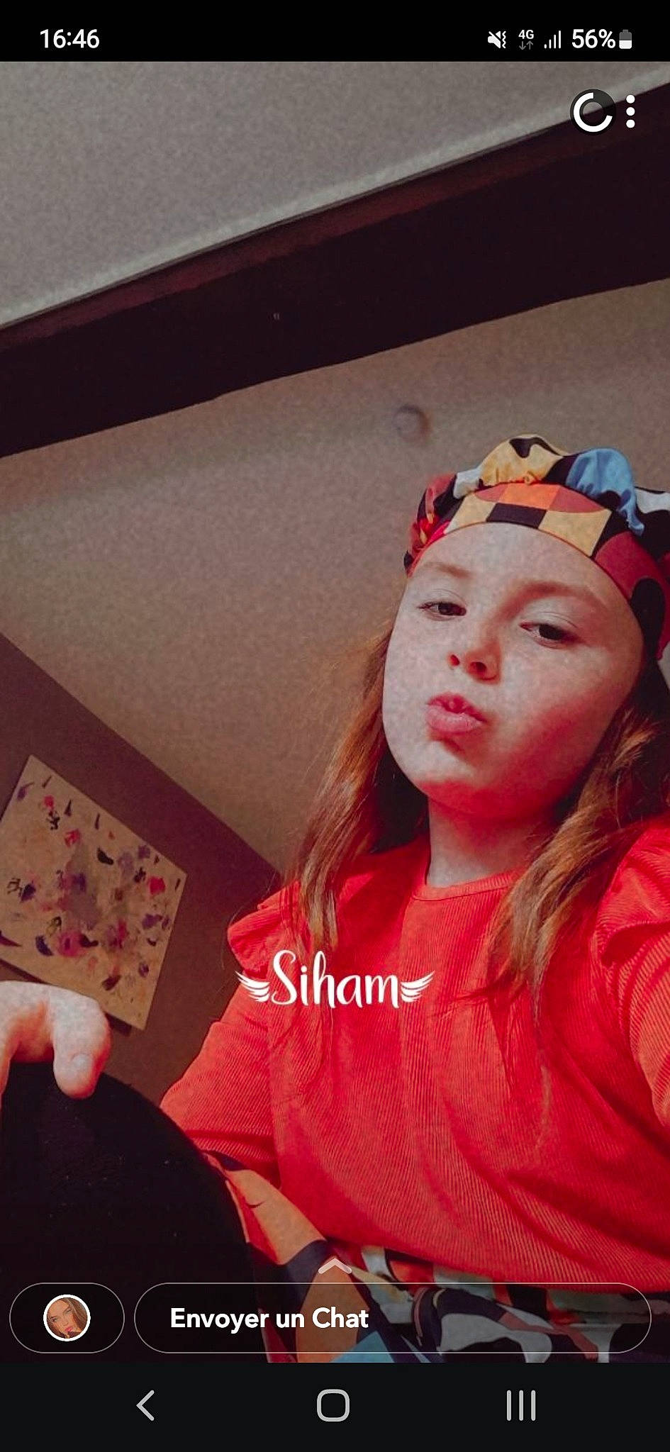 Siham participe au concours pour gagner de l'argent avec cette photo : audio_equipment, bangs, carmine, child, eyelash, eyewear, fashion_accessory, fashion_design, flesh, fun, hair_coloring, happy, headwear, jewellery, lip, magenta, necklace, person, red_hair, room