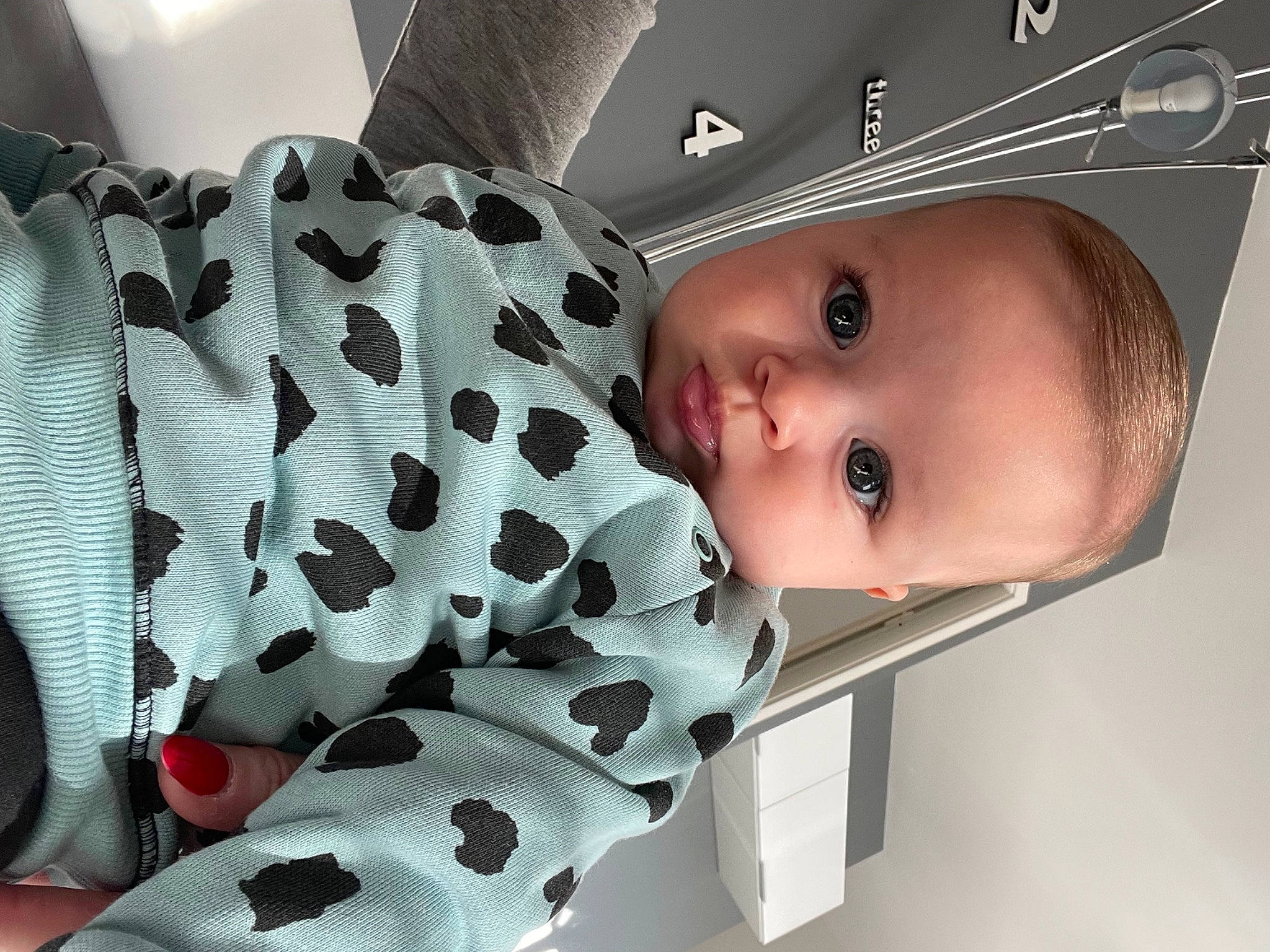 Lou a rejoint le concours — aidez-le/la à gagner de superbes lots ! baby, baby_products, baby_safety, baby_toddler_clothing, carmine, cheek, child, comfort, eyelash, fashion_accessory, headgear, linens, material_property, nose, pattern, person, polka_dot, room, sleeve, toddler