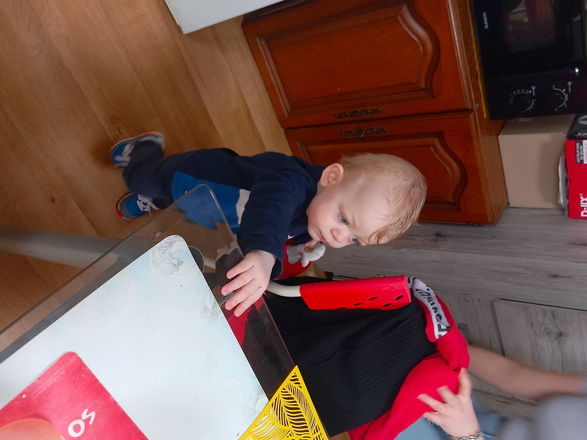 Noah a rejoint le concours — aidez-le/la à gagner de superbes lots ! baby, cabinetry, carmine, child, comfort, flooring, fun, hardwood, person, room, sitting, t_shirt, television, toddler, wood