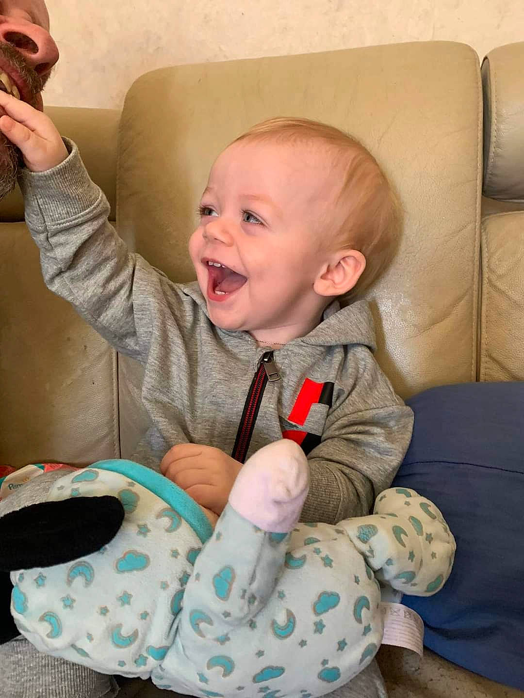 Noah a rejoint le concours — aidez-le/la à gagner de superbes lots ! baby, baby_toddler_clothing, cheek, child, comfort, couch, finger, gesture, happy, human_body, iris, mouth, pattern, person, room, sitting, skin, sleeve, smile, thumb