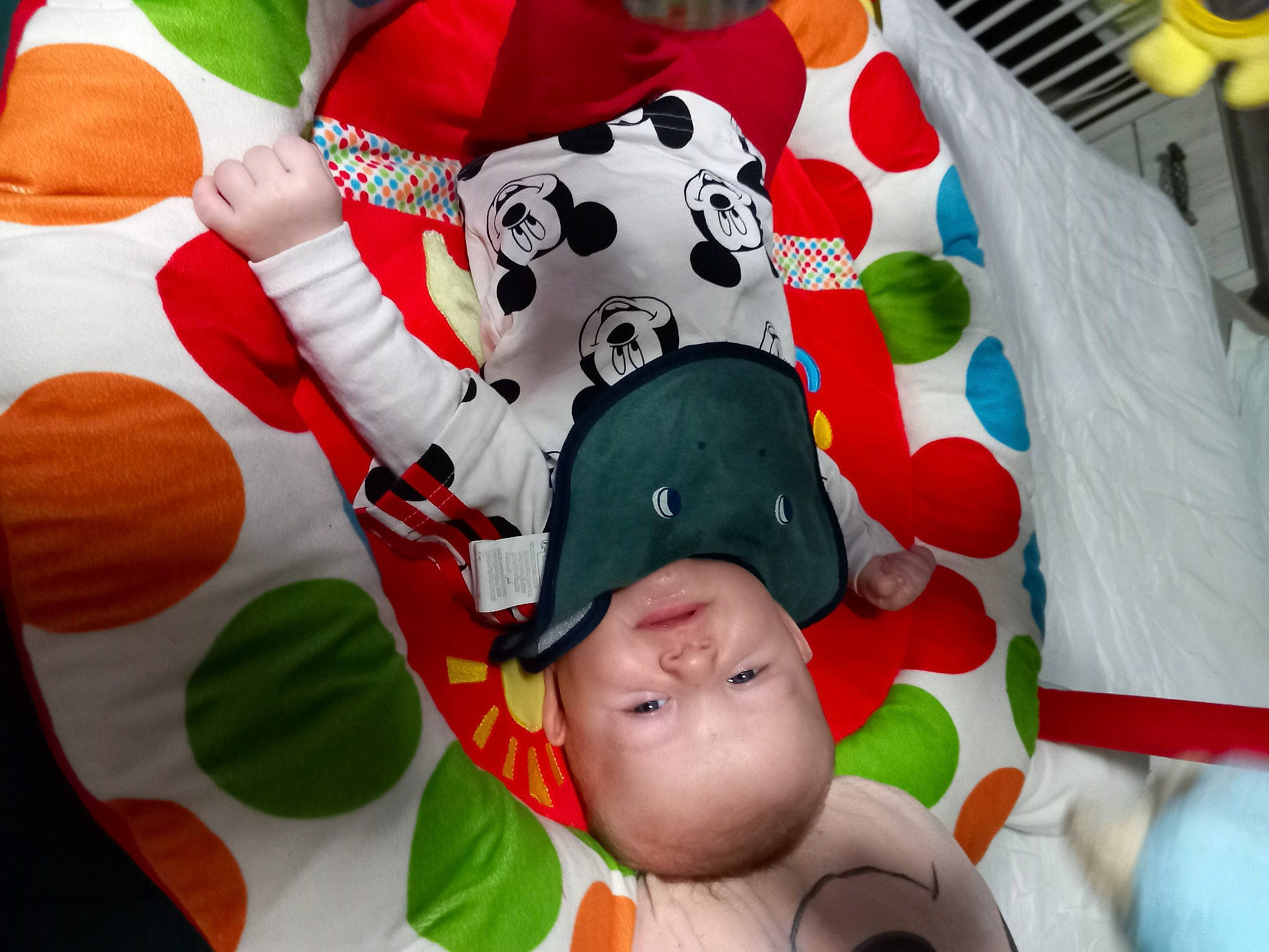 William a rejoint le concours — aidez-le/la à gagner de superbes lots ! baby, baby_toddler_clothing, carmine, child, christmas, christmas_eve, comfort, event, fictional_character, fun, happy, holiday, linens, pattern, person, plush, red, room, textile, toddler