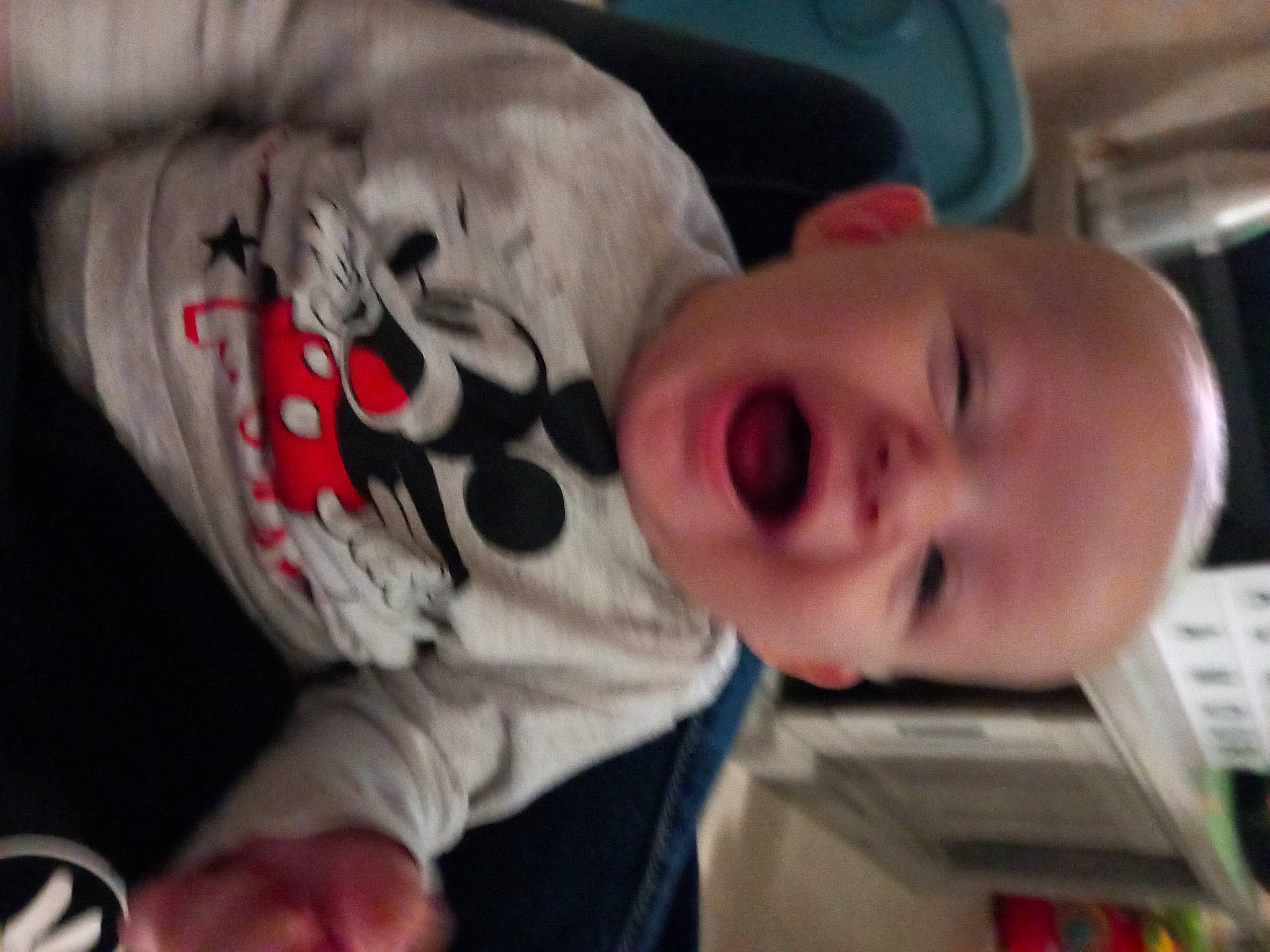 William participe au concours pour gagner de l'argent avec cette photo : baby, baby_toddler_clothing, carmine, cheek, child, chin, comfort, elbow, facial_expression, finger, fun, mouth, nose, person, room, sleeve, smile, toddler