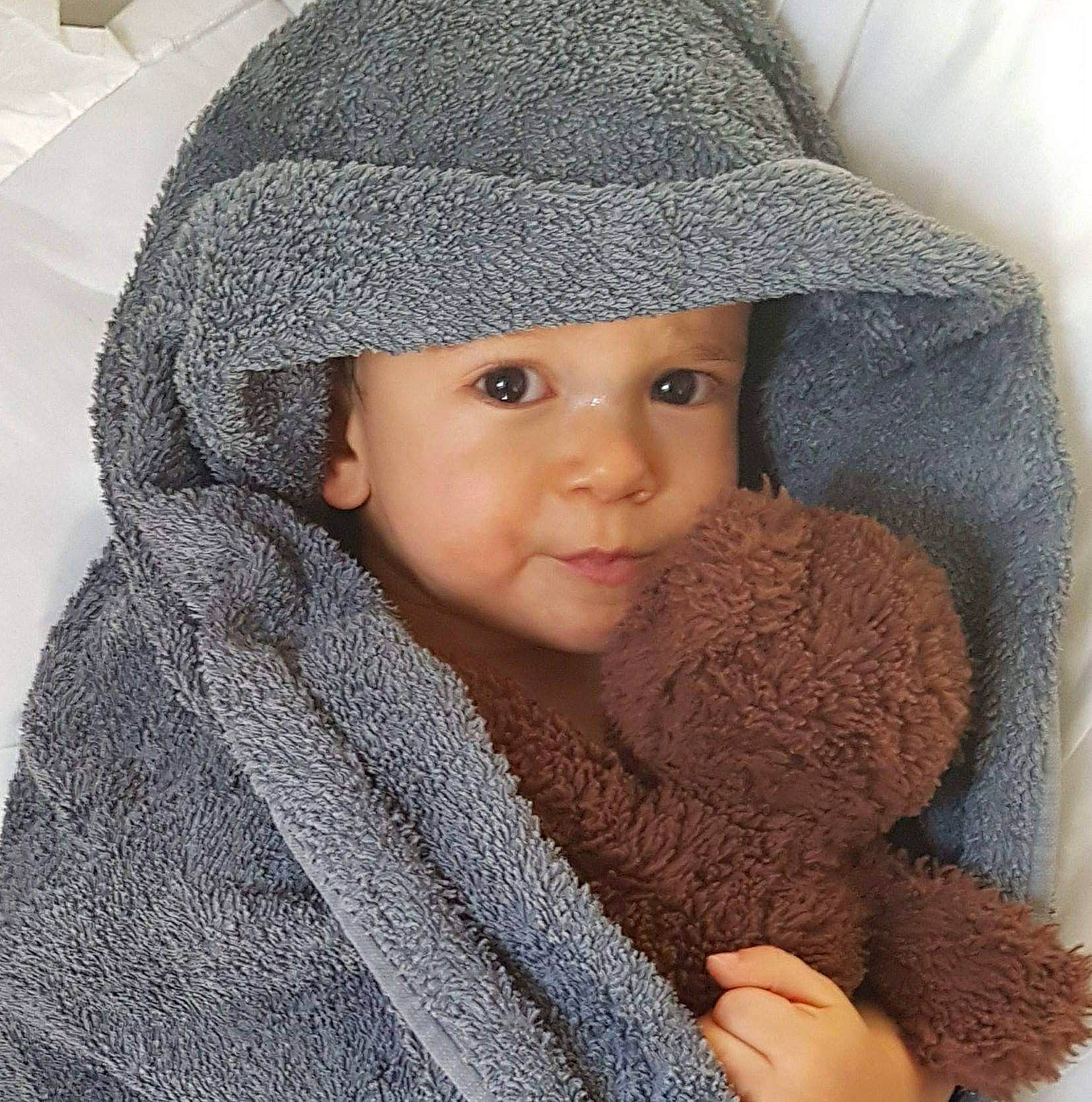 Mohamed participe au concours pour gagner de l'argent avec cette photo : bonnet, cap, cheek, child, clothing, fashion_accessory, fur, hat, headgear, hood, knit_cap, knitting, lip, nose, outerwear, person, skin, textile, toddler, wool