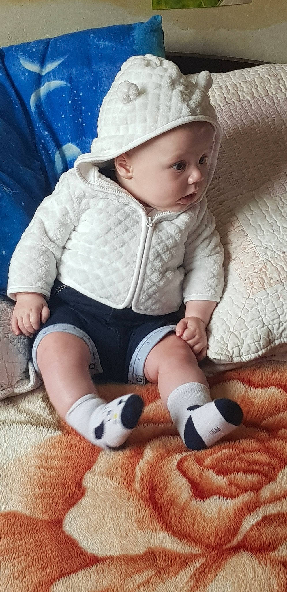 Rawley participe au concours pour gagner de l'argent avec cette photo : baby, baby_toddler_clothing, child, finger, headwear, leg, person, toddler