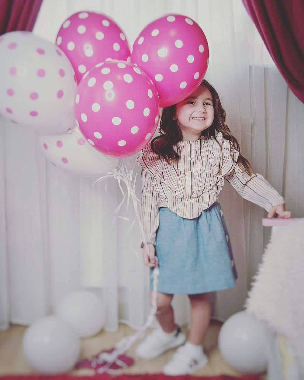 Celia participe au concours pour gagner de l'argent avec cette photo : balloon, birthday, child, design, headwear, joy, party, party_supply, pattern, person, pink, polka_dot