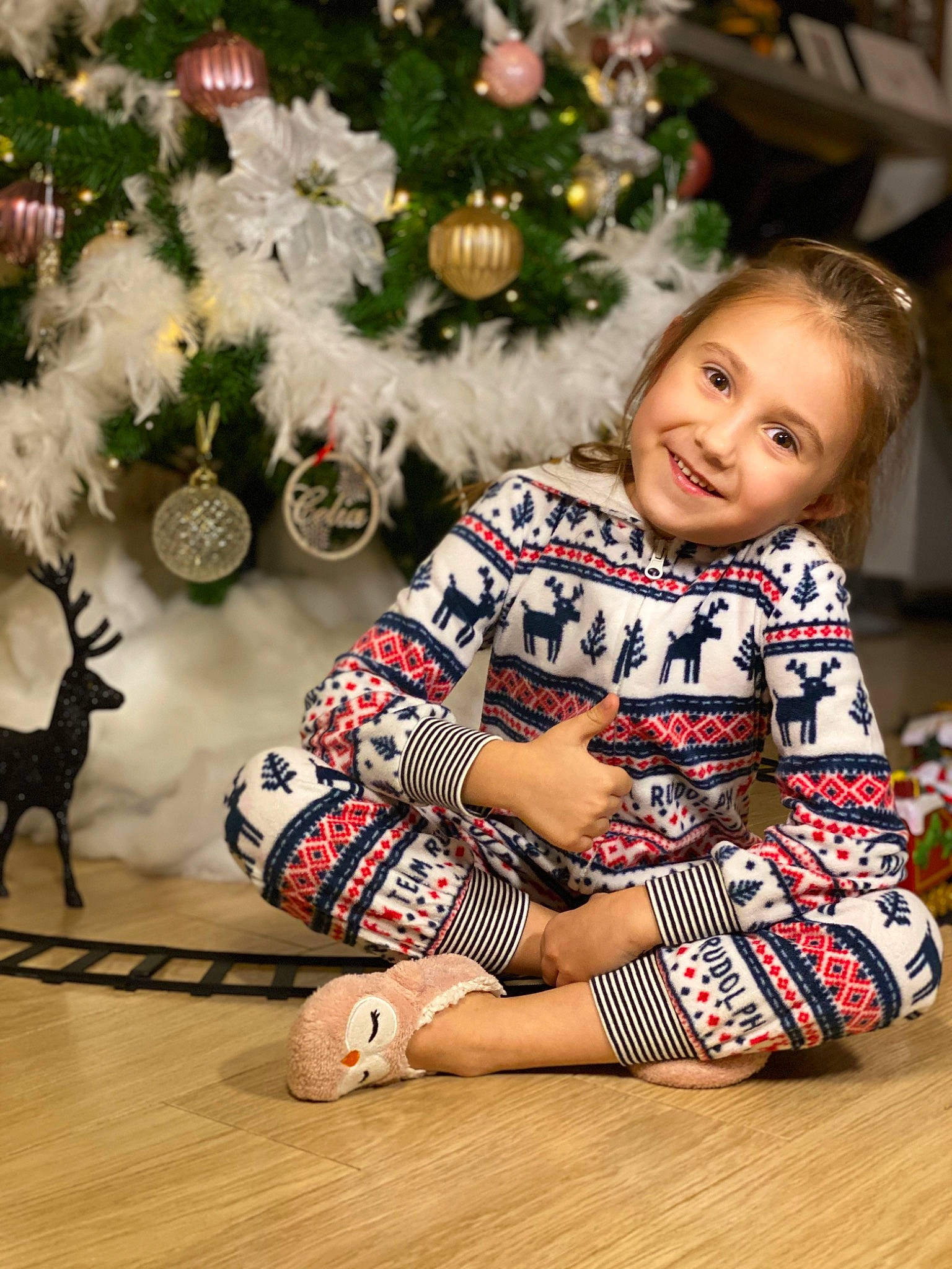 Celia participe au concours pour gagner de l'argent avec cette photo : child, child_model, christmas, christmas_decoration, christmas_eve, christmas_tree, fawn, happy, holiday, joy, leg, person, photography, sitting, smile, thigh, toddler