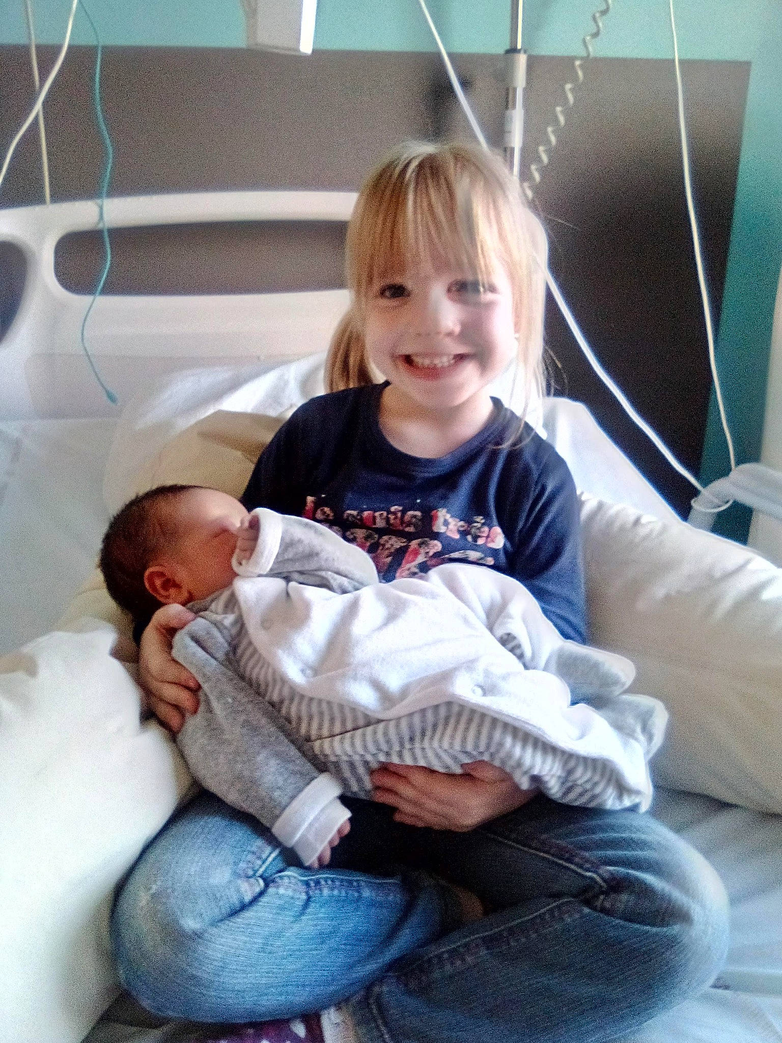 Elea a rejoint le concours — aidez-le/la à gagner de superbes lots ! arm, automotive_design, baby, baby_toddler_clothing, child, comfort, couch, facial_expression, finger, fun, happy, jeans, joy, lap, leg, person, shoulder, skin, smile, t_shirt