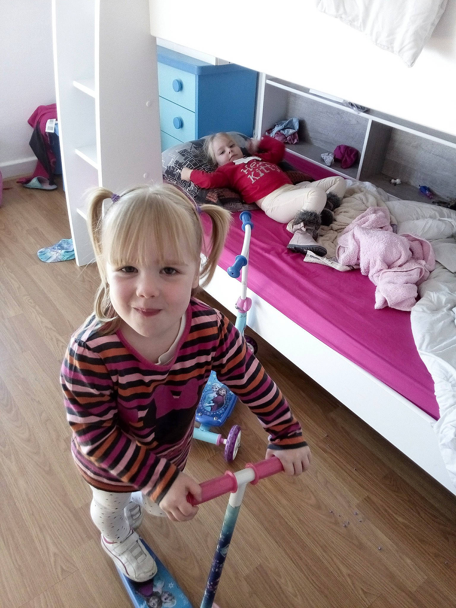 Elea participe au concours pour gagner de l'argent avec cette photo : baby_toddler_clothing, carnivore, comfort, companion_dog, couch, floor, flooring, happy, hardwood, joy, laminate_flooring, magenta, pattern, person, purple, sitting, sleeve, smile, t_shirt, toddler