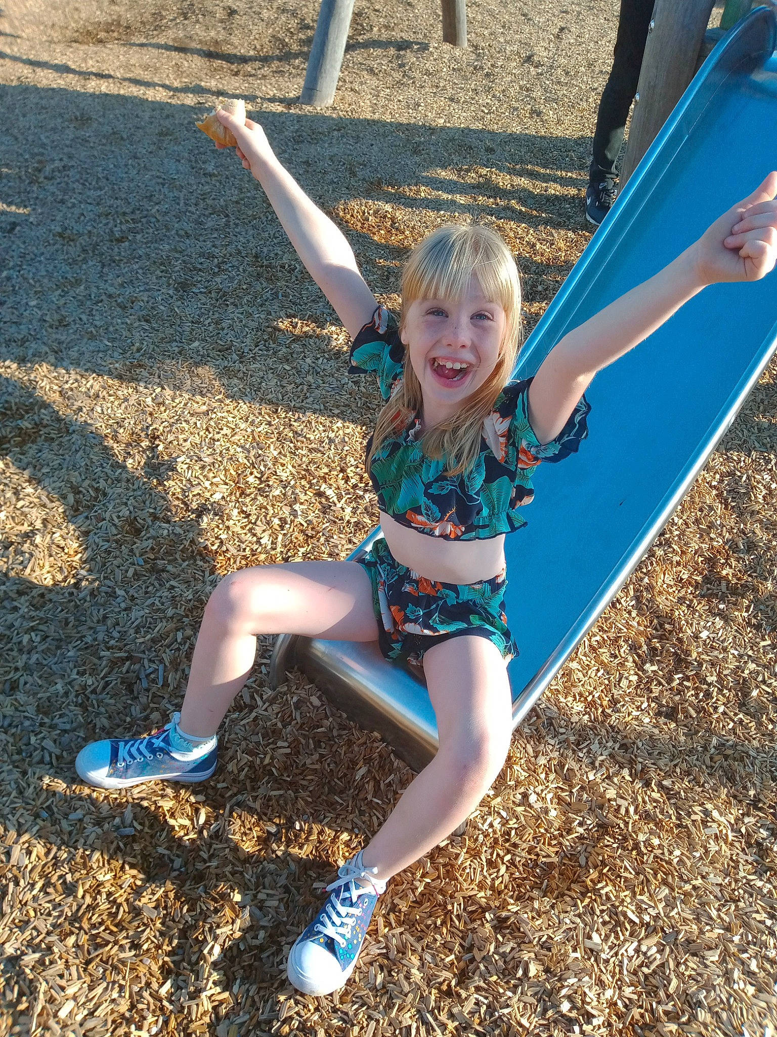 Elea a rejoint le concours — aidez-le/la à gagner de superbes lots ! blond, brown_hair, electric_blue, fun, grass, happy, human_leg, joy, knee, leg, leisure, long_hair, people_in_nature, person, recreation, smile, sneakers, soil, summer, swimwear