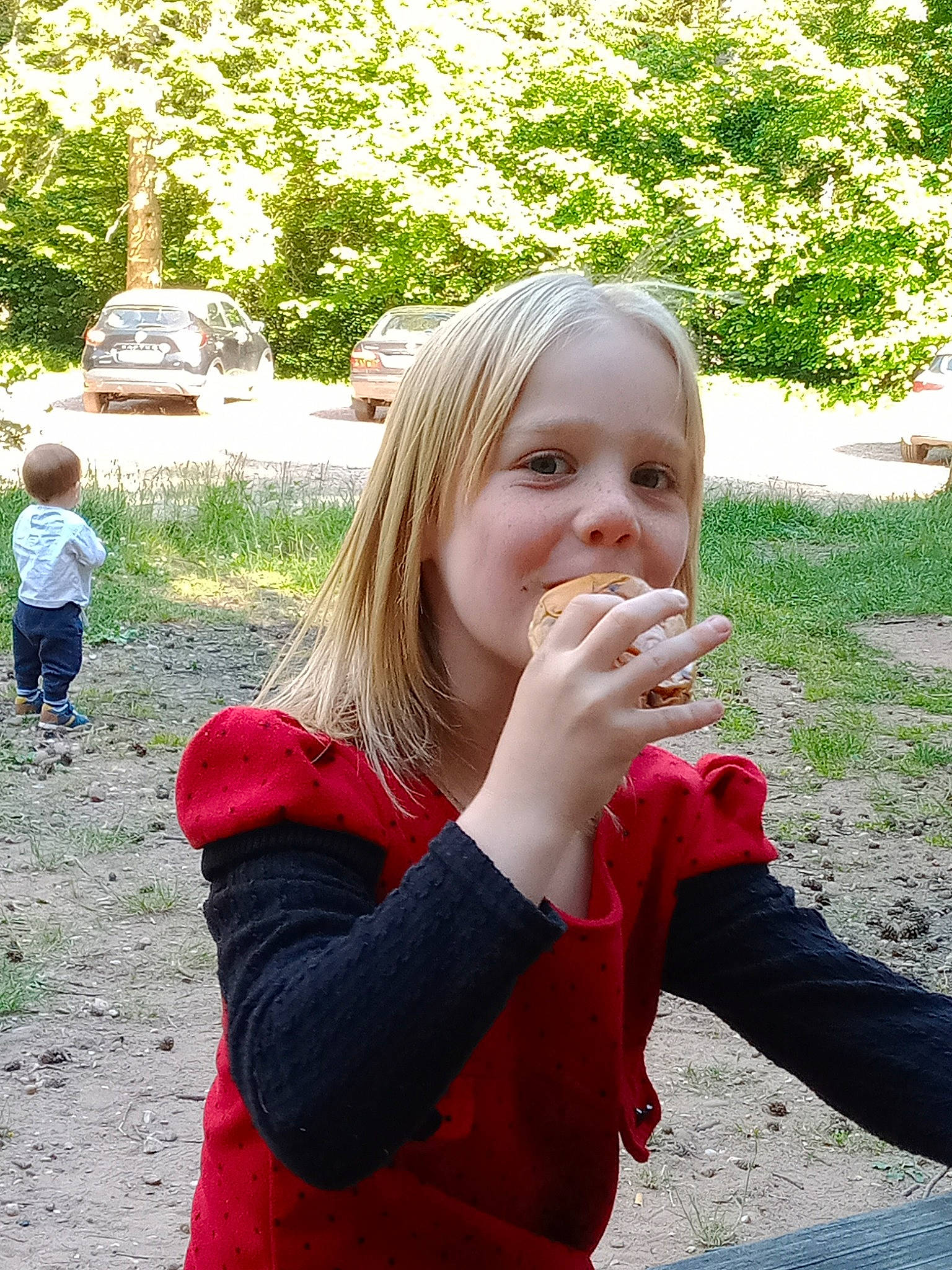 Elea a rejoint le concours — aidez-le/la à gagner de superbes lots ! child, clothing, eating, finger, food_craving, fun, garden, gesture, grass, happy, joy, leaf, leisure, lip, people_in_nature, person, plant, play, thumb, toddler