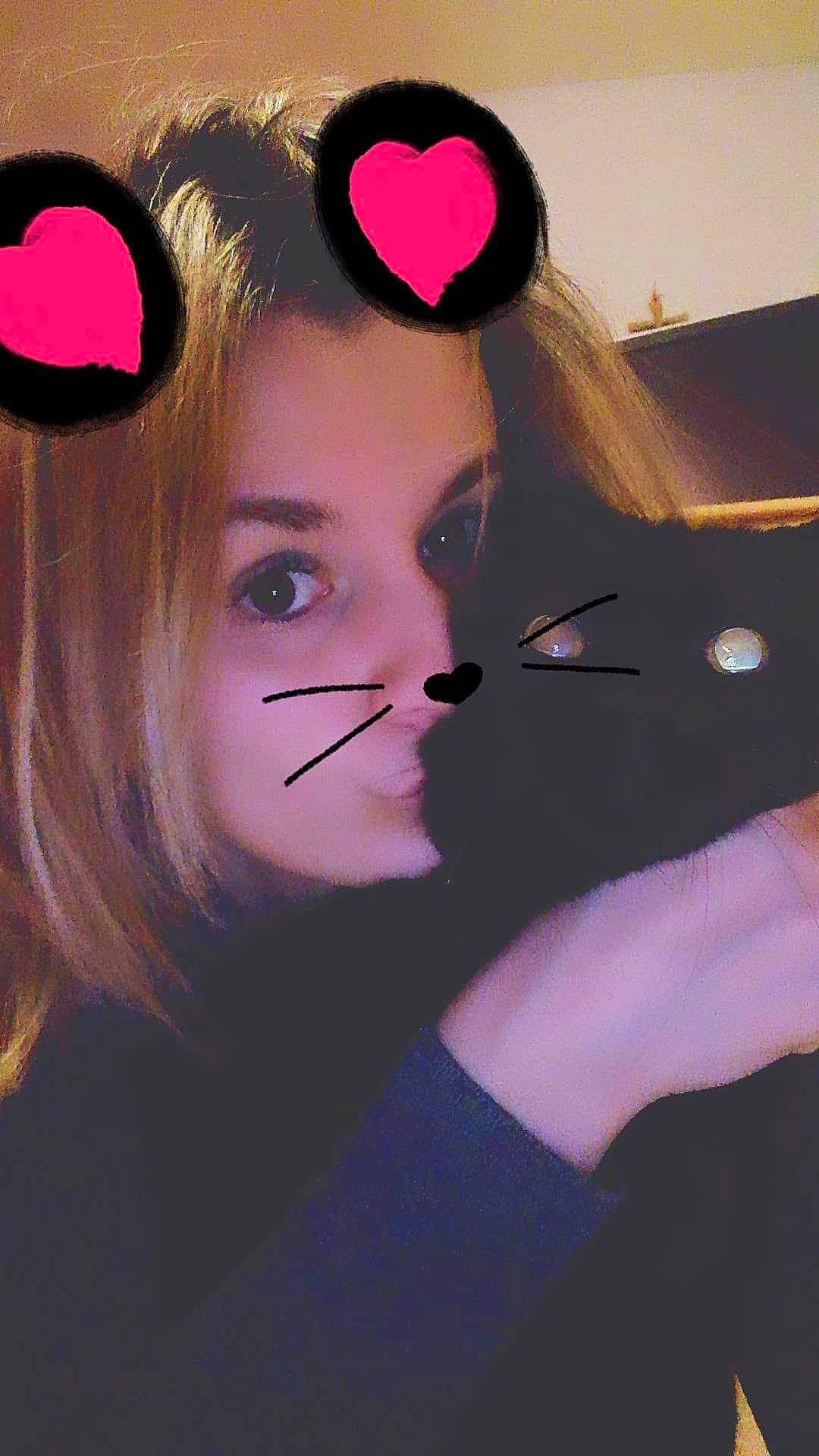 Chipie a rejoint le concours — aidez-le/la à gagner de superbes lots ! art, black_hair, brown_hair, ear, eye, eyelash, hair, headwear, hime_cut, illustration, joy, lip, nose, person, pink, style