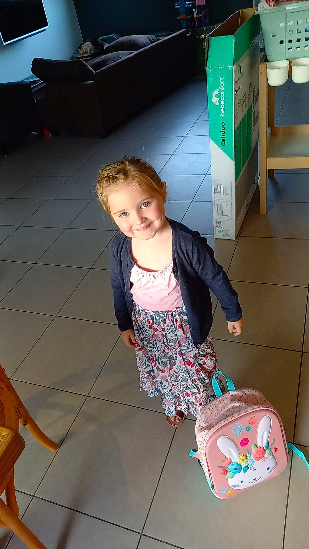 Mona participe au concours pour gagner de l'argent avec cette photo : bag, box, chair, child, cleanliness, fashion_accessory, floor, flooring, fun, joint, joy, leisure, luggage_and_bags, pattern, person, photograph, product, sitting, snapshot, toddler