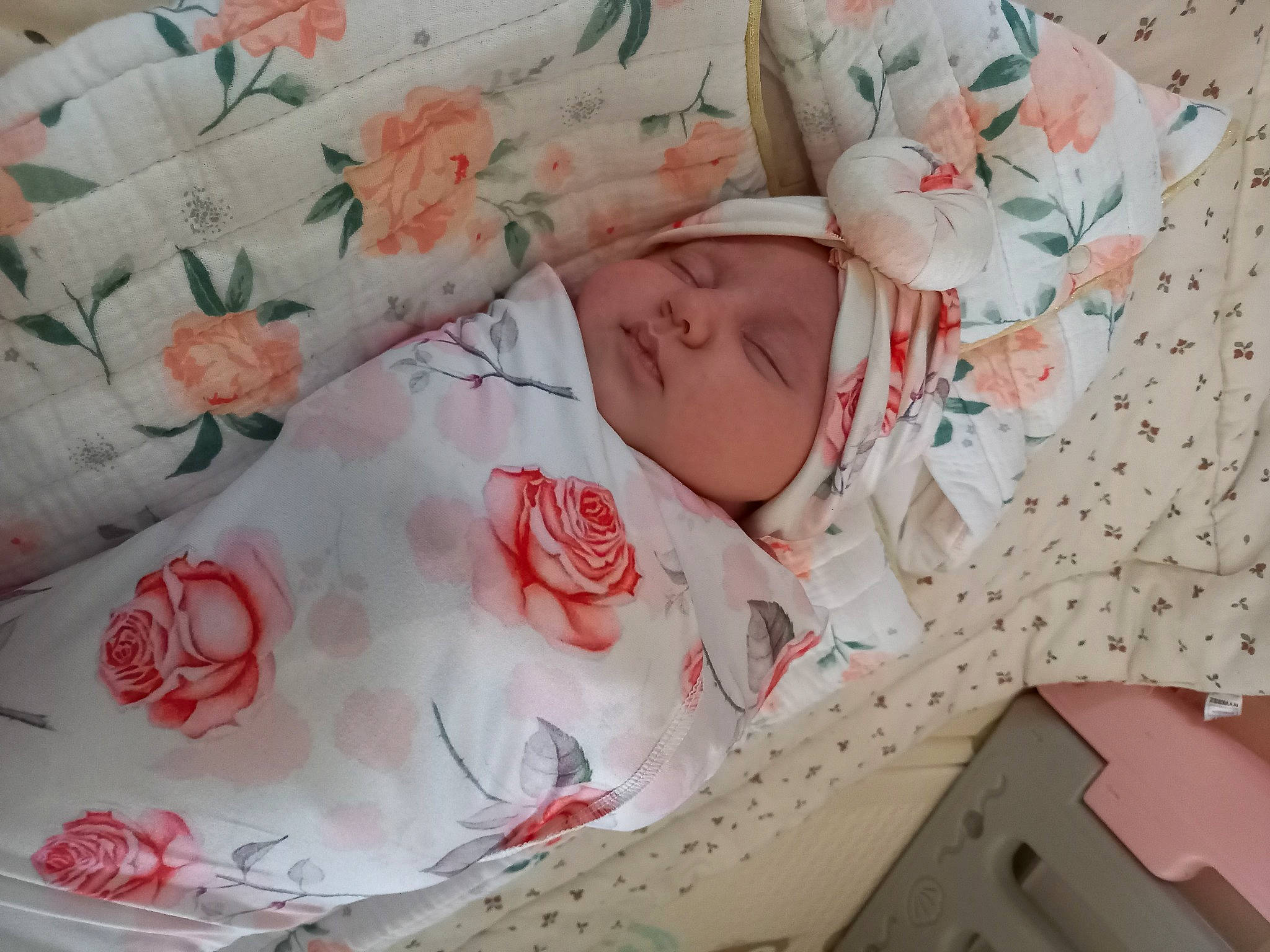 Marta participe au concours pour gagner de l'argent avec cette photo : baby, baby_products, baby_sleeping, baby_toddler_clothing, bedding, bedtime, carmine, child, comfort, eyelash, flower, headwear, linens, pattern, peach, person, petal, pink, room, sleeve