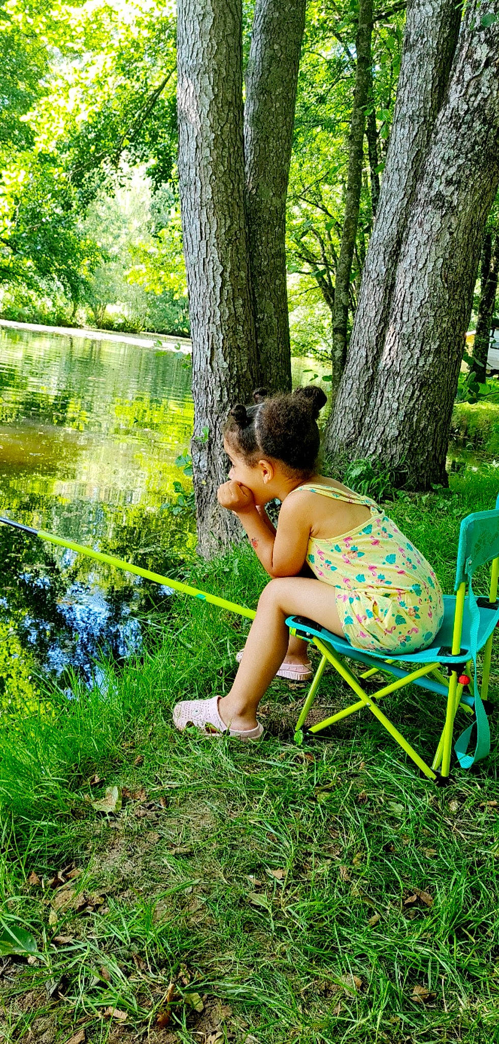 Shaïna participe au concours pour gagner de l'argent avec cette photo : chair, grass, grass_family, green, human_body, lake, lawn, leg, leisure, natural_landscape, people_in_nature, person, plant, recreation, shorts, sunlight, terrestrial_plant, tree, trunk, water