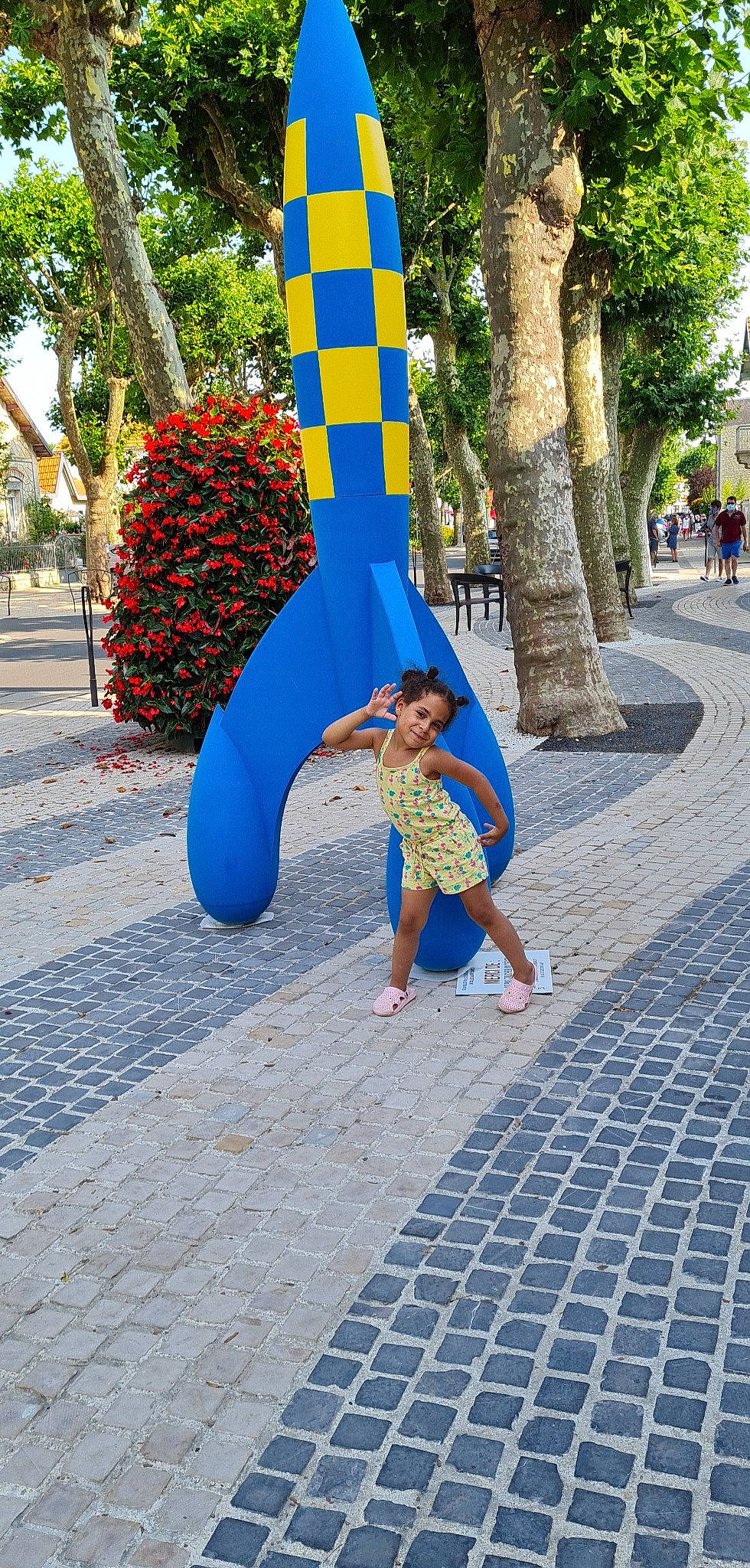 Shaïna a rejoint le concours — aidez-le/la à gagner de superbes lots ! architecture, azure, child, chute, city, daytime, electric_blue, flooring, fun, human_leg, human_settlement, joy, leisure, pedestrian, person, recreation, road, road_surface, shorts, sidewalk