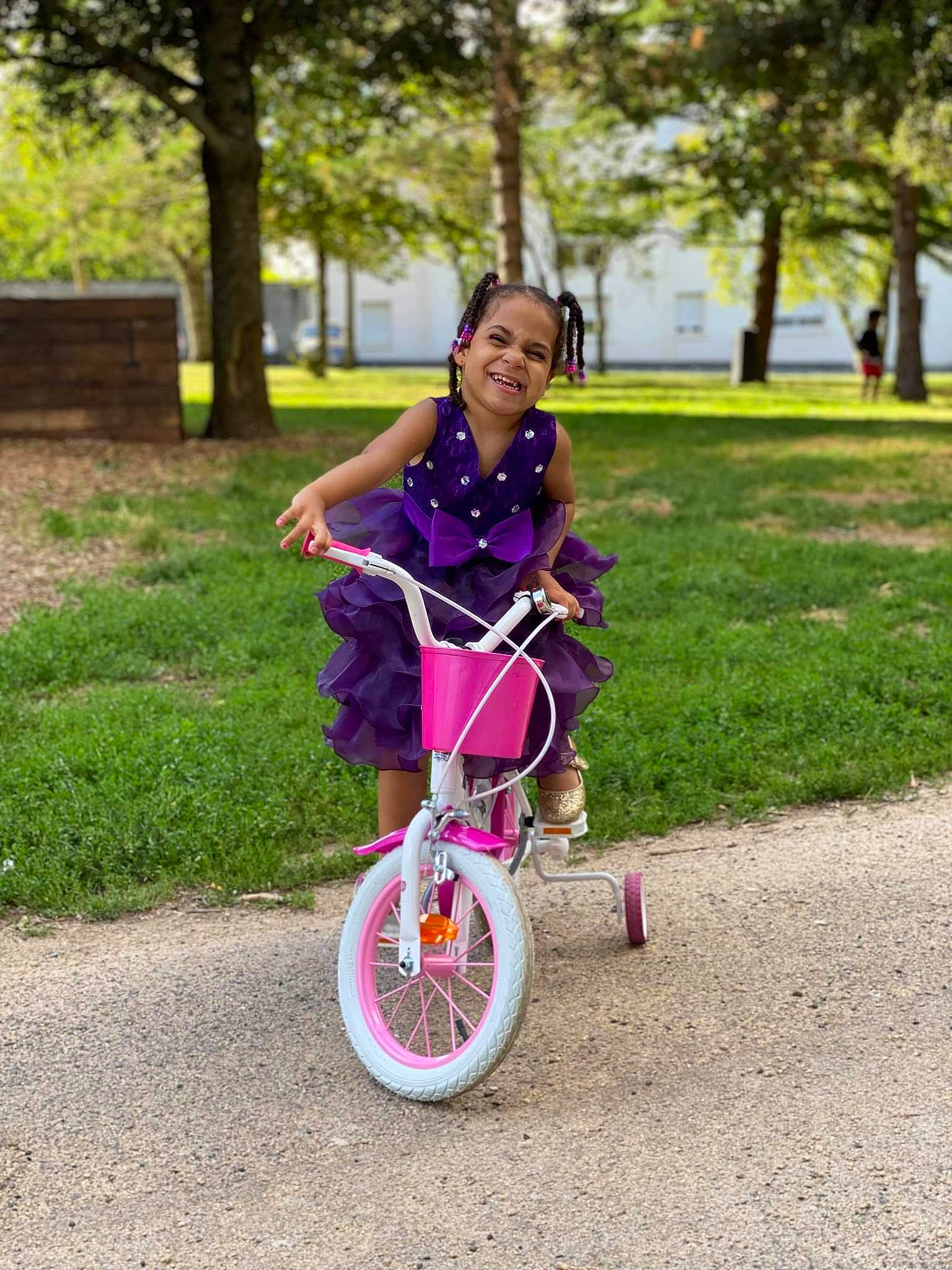 Shaïna participe au concours pour gagner de l'argent avec cette photo : bicycle, bicycle_accessory, bicycle_fork, bicycle_frame, bicycle_handlebar, bicycle_part, bicycle_saddle, bicycle_tire, bicycle_wheel, bicycles_equipment_and_supplies, cycling, grass, hand, joy, person, plant, rim, sports_equipment, tire, tree
