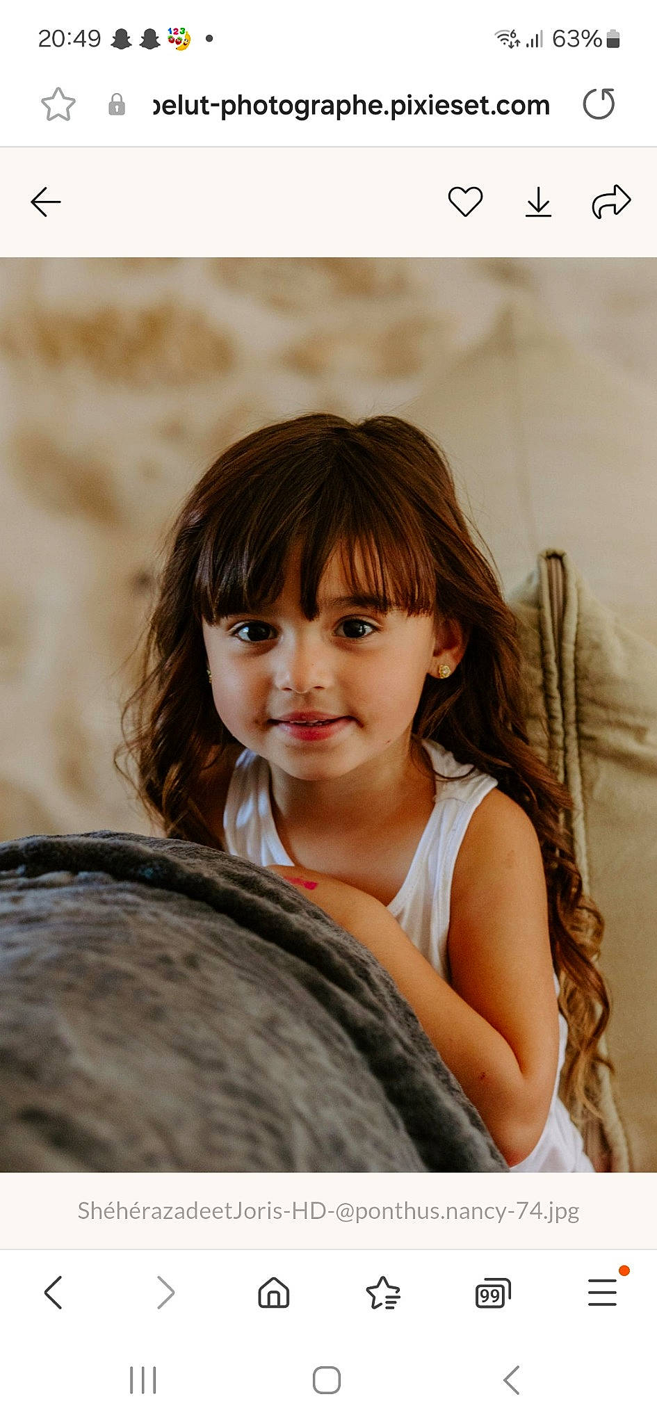 Ambre a rejoint le concours — aidez-le/la à gagner de superbes lots ! automotive_tire, bangs, black_hair, blond, child, dress, eyebrow, eyelash, face, flash_photography, happy, iris, lip, long_hair, people_in_nature, person, plant, sitting, smile, toddler