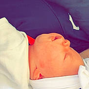 Maelys participe au concours pour gagner de l'argent avec cette photo : baby, sleeping, headband, white, bow, infant, face, skin, clothing, resting, peaceful, portrait, person, soft_light, closeup, newborn, cute, indoors, comfort, nap