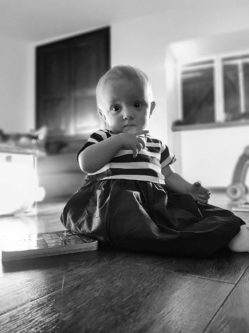 Leïna a rejoint le concours — aidez-le/la à gagner de superbes lots ! baby, baby_toddler_clothing, black_and_white, child, comfort, flash_photography, flooring, grey, happy, hardwood, monochrome, monochrome_photography, person, room, sitting, standing, stock_photography, style, toddler, wood